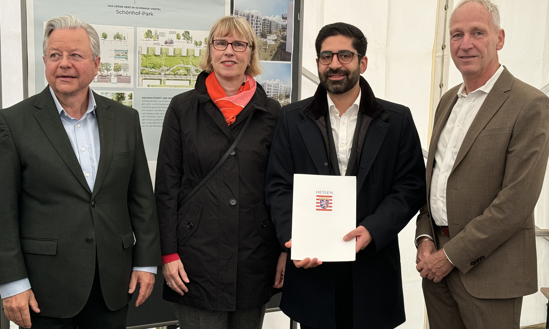 Wohnungsbauminister Kaweh Mansoori übergab Förderzusage über 5,7 Mio. Euro an NHW-Geschäftsführung. (v.l.) NHW-Geschäftsführer Dr. Constantin Westphal, NHW-Geschäftsführerin Monika Fontaine-Kretschmer, Wohnungsbauminister Kaweh Mansoori und Lt. NHW-Geschäftsführer Dr. Thomas Hain. Foto: NHW