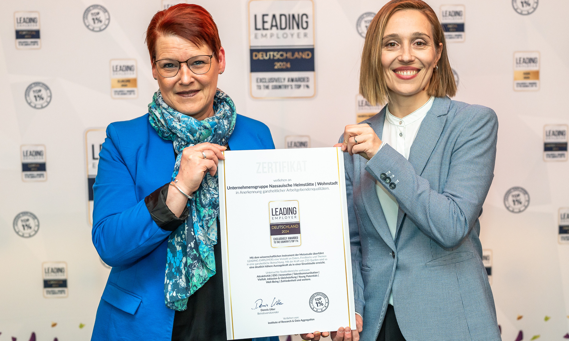 Sichtlich stolz nahm Heike Loh aus dem Bereich Recruiting und Personalbetreuung die Auszeichnung von CEO Gerlinde Utter entgegen. 