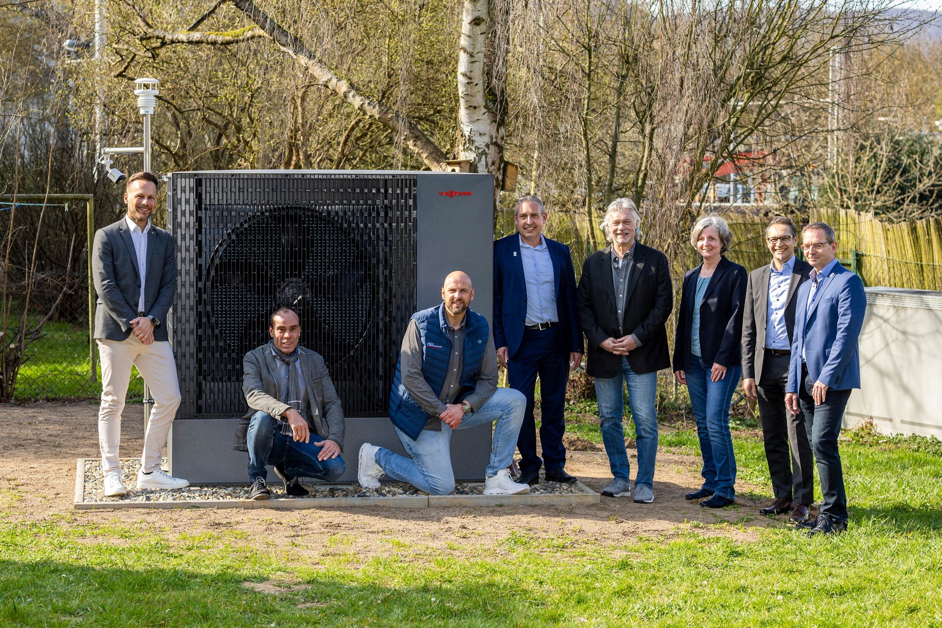 Pressetermin zur effizienten Wärmegewinnung mit Wärmepumpe (vl.):Tobias Ganß (Niederlassung Kassel Viessmann Climate Solutions), Oliver Happel (Projektleiter Viessmann Climate Solutions), Patrick van de Meent (Geschäftsführer Roth & Liebermann), Sascha Holstein (Leiter Regionalcenter Kassel), Frank Roth (Roth & Liebermann), Stadtklimarätin Simone Fedderke, Alireza Afshar (Fachbereichsleiter im UB Modernisierung/Großinstandhaltung), Matthias Otto (Leiter Servicecenter Kassel) Foto: NHW/Karsten Socher