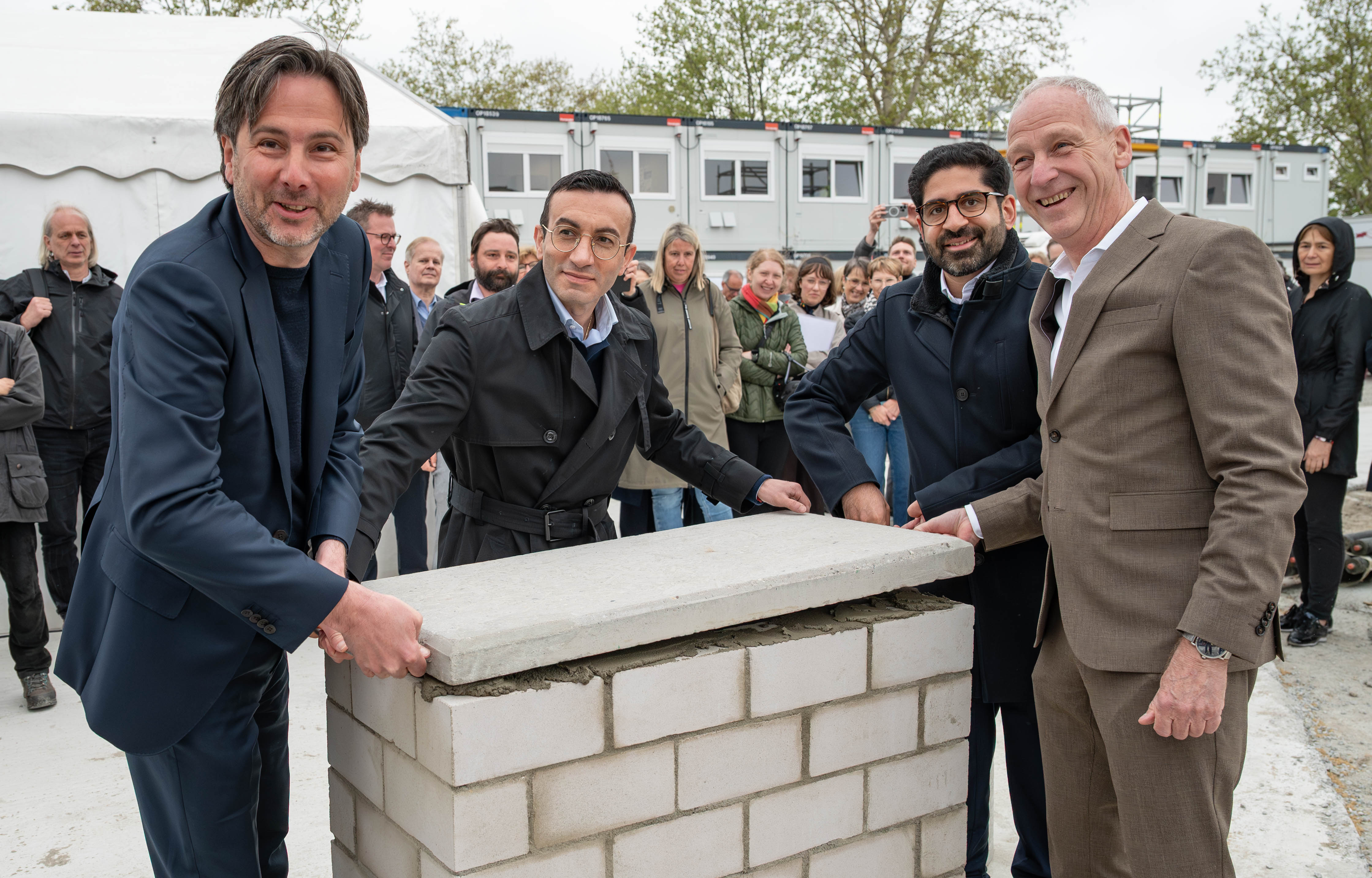 (v.l.): Planungsdezernent Prof. Marcus Gwechenberger, Oberbürgermeister Mike Josef, Wirtschaftsminister Kaweh Mansoori und der Leitende Geschäftsführer NHW, Dr. Thomas Hain legten gemeinsam den Grundstein für die erste Hybridschule Deutschlands.  Foto: NHW/ Marc Strohfeld