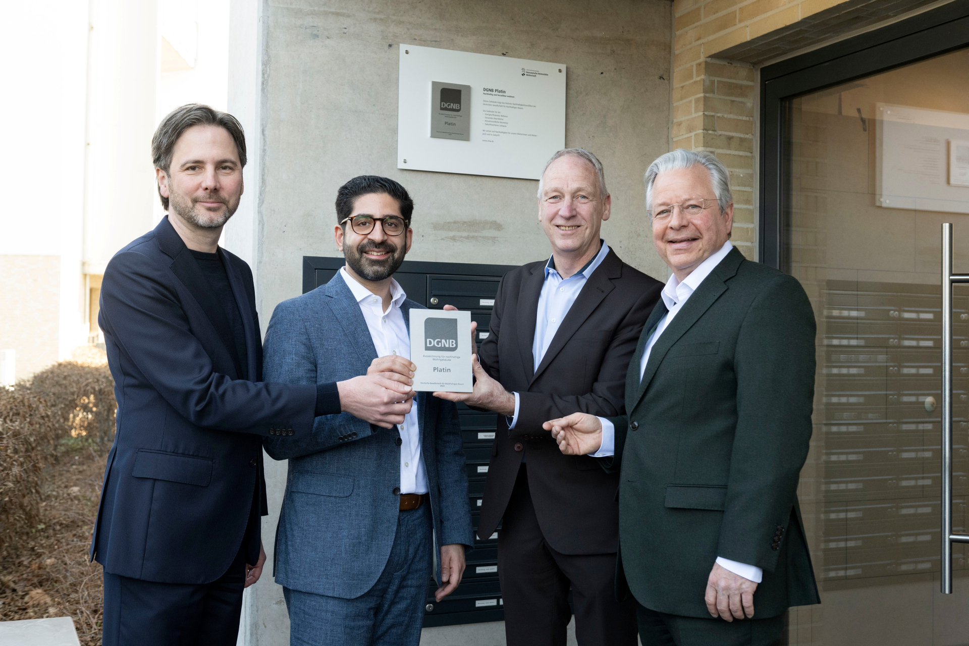 Professor Marcus Gwechenberger, Dezernent für Planen und Wohnen, Wohnungsbauminister Kaweh Mansoori, Dr. Thomas Hain, Leitender Geschäftsführer NHW und Dr. Constantin Westphal, Geschäftsführer NHW freuen sich über die Auszeichnung: Foto: NHW / Stefan Krutsch 