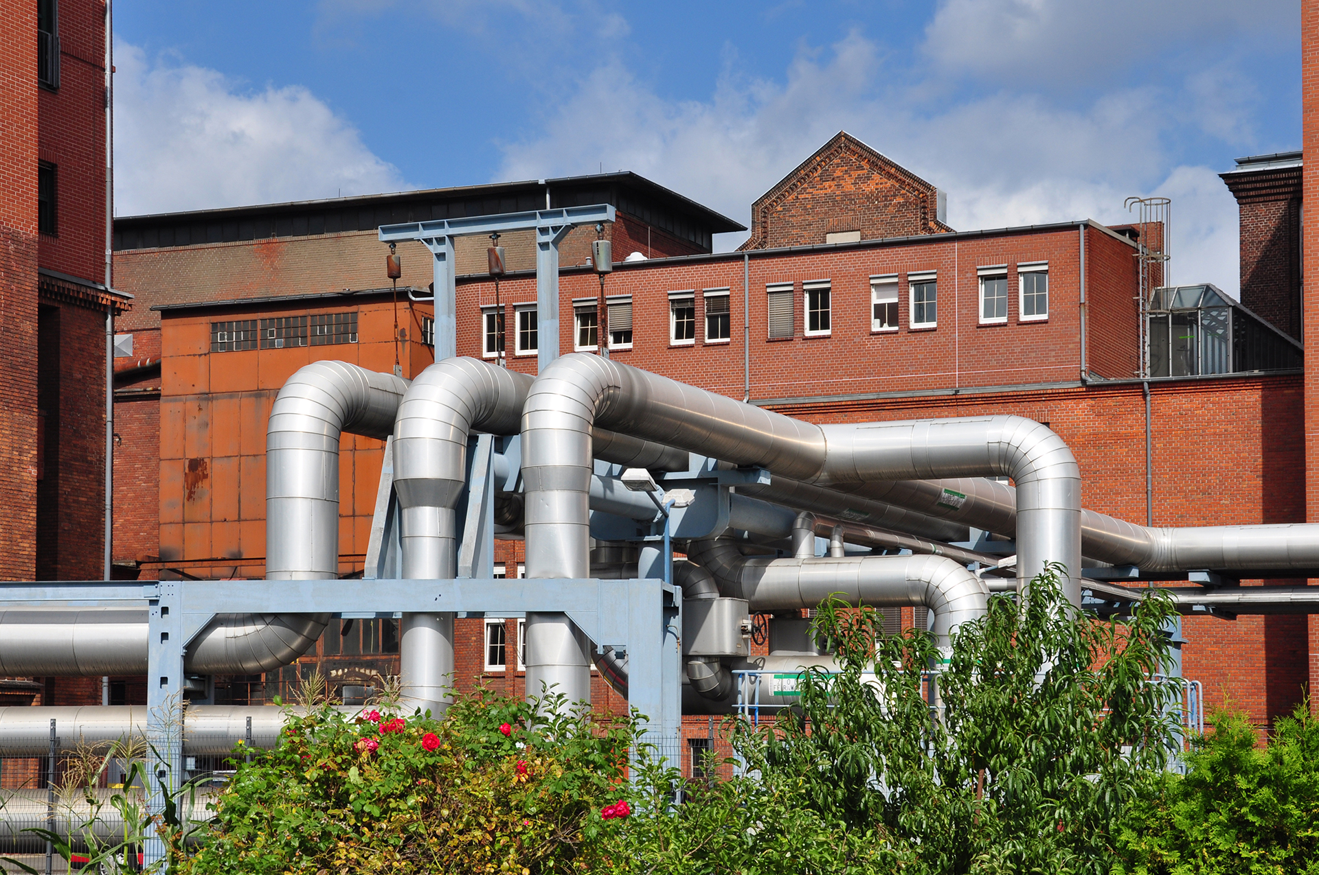 Kraftwerk mit Rohrleitungen