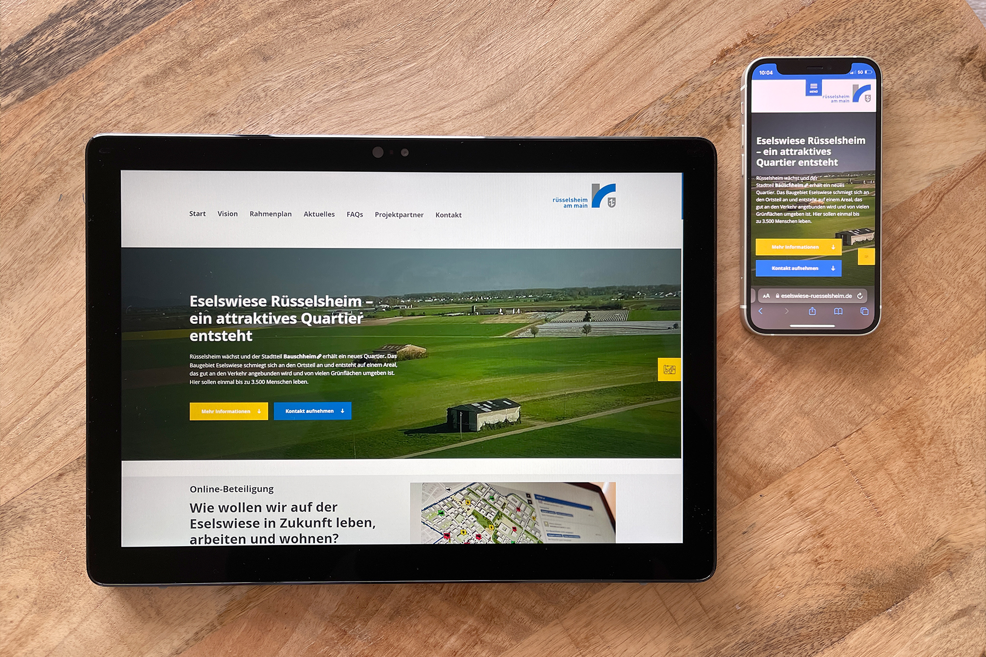 Internetseite eines Stadtentwicklungsprojekts auf Tablet und Handy