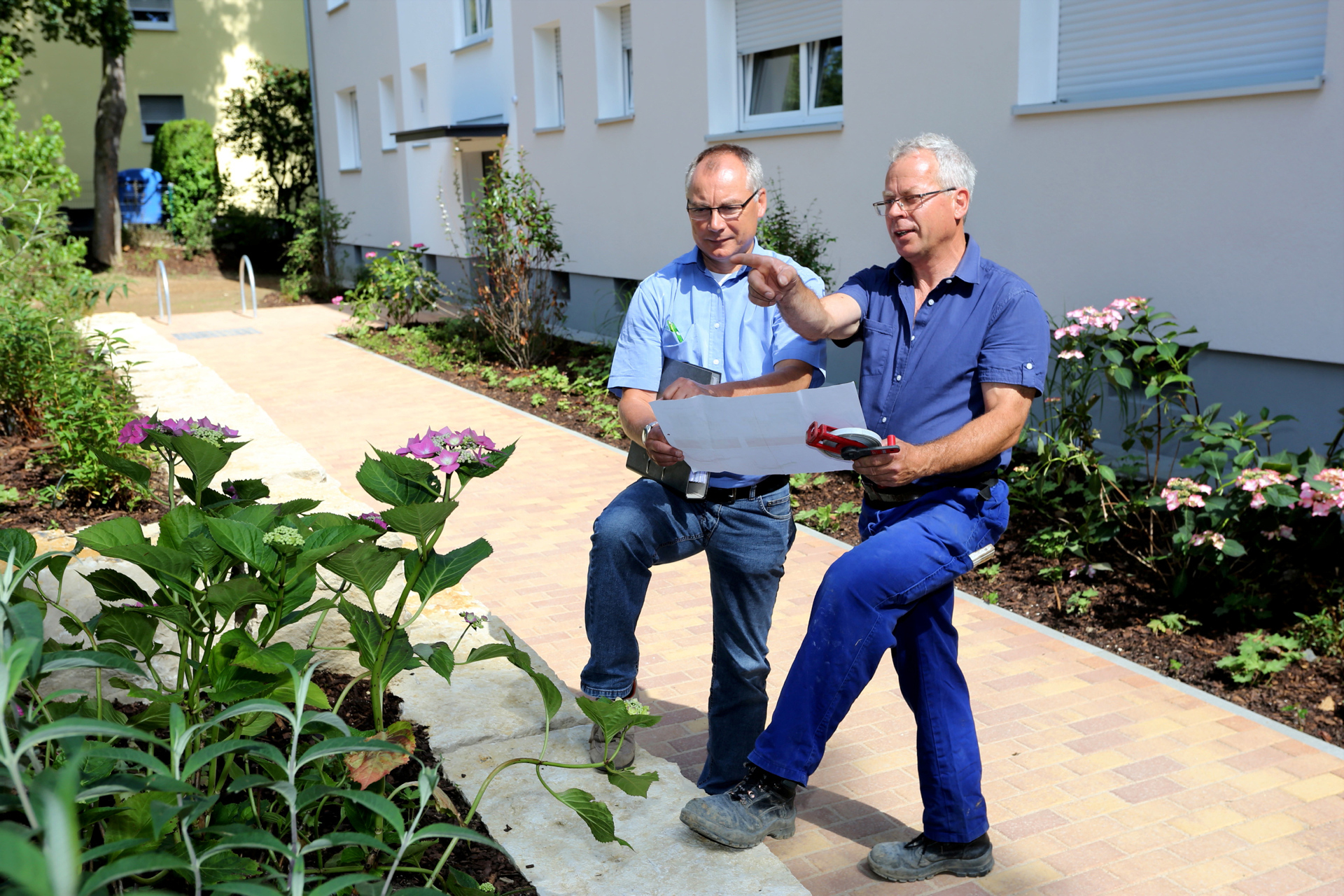 Zwei Männer mit Plan in der Hand