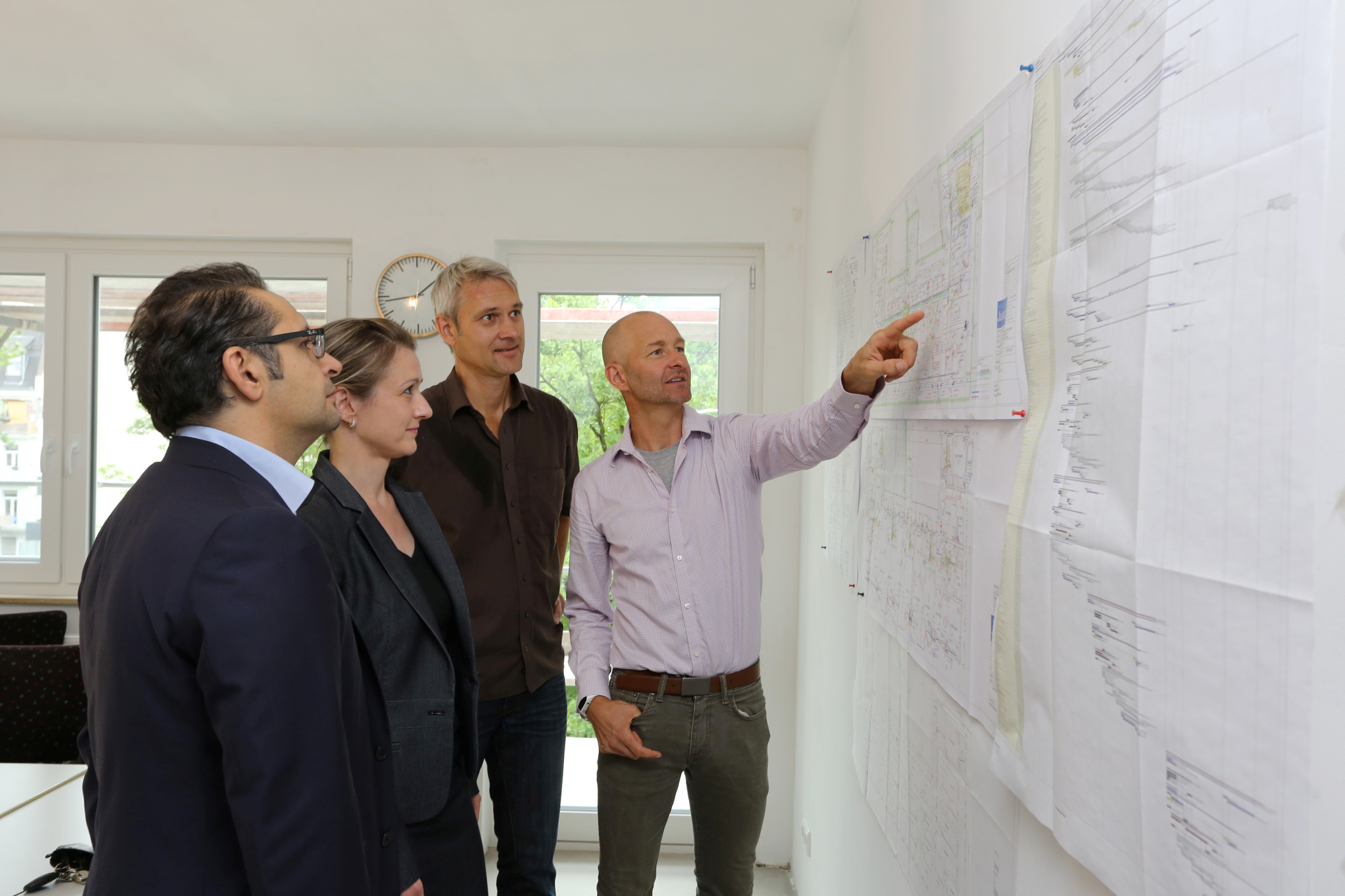 Vier KollegInnen beraten über eine Maßnahme