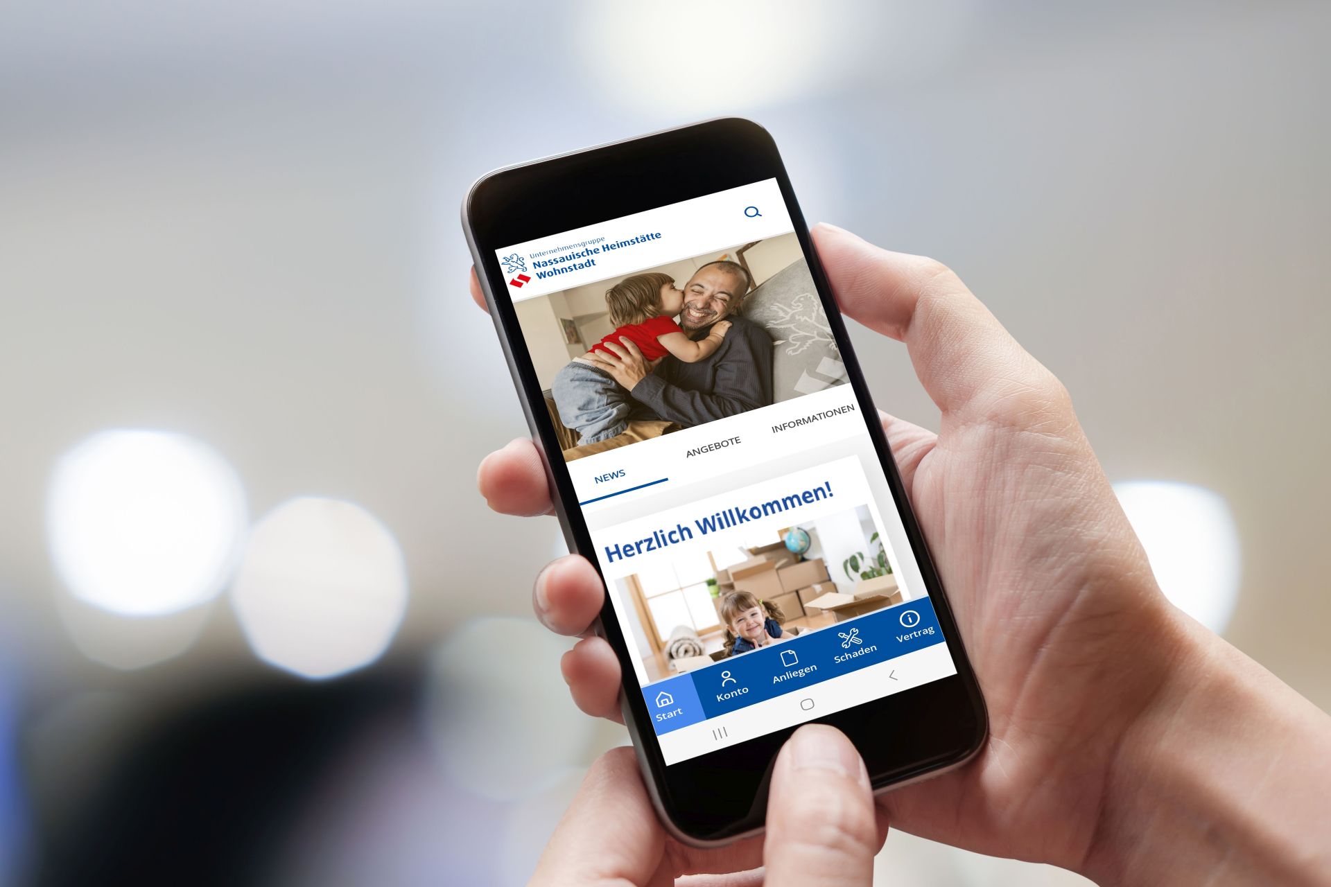Hände halten Smartphone mit geöffneter Mieter-App.