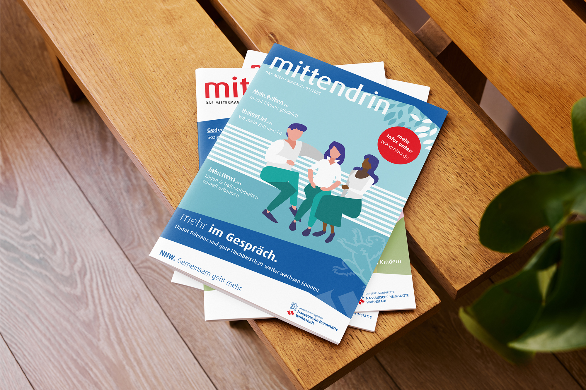 Mieterzeitung liegt auf einem Tisch.