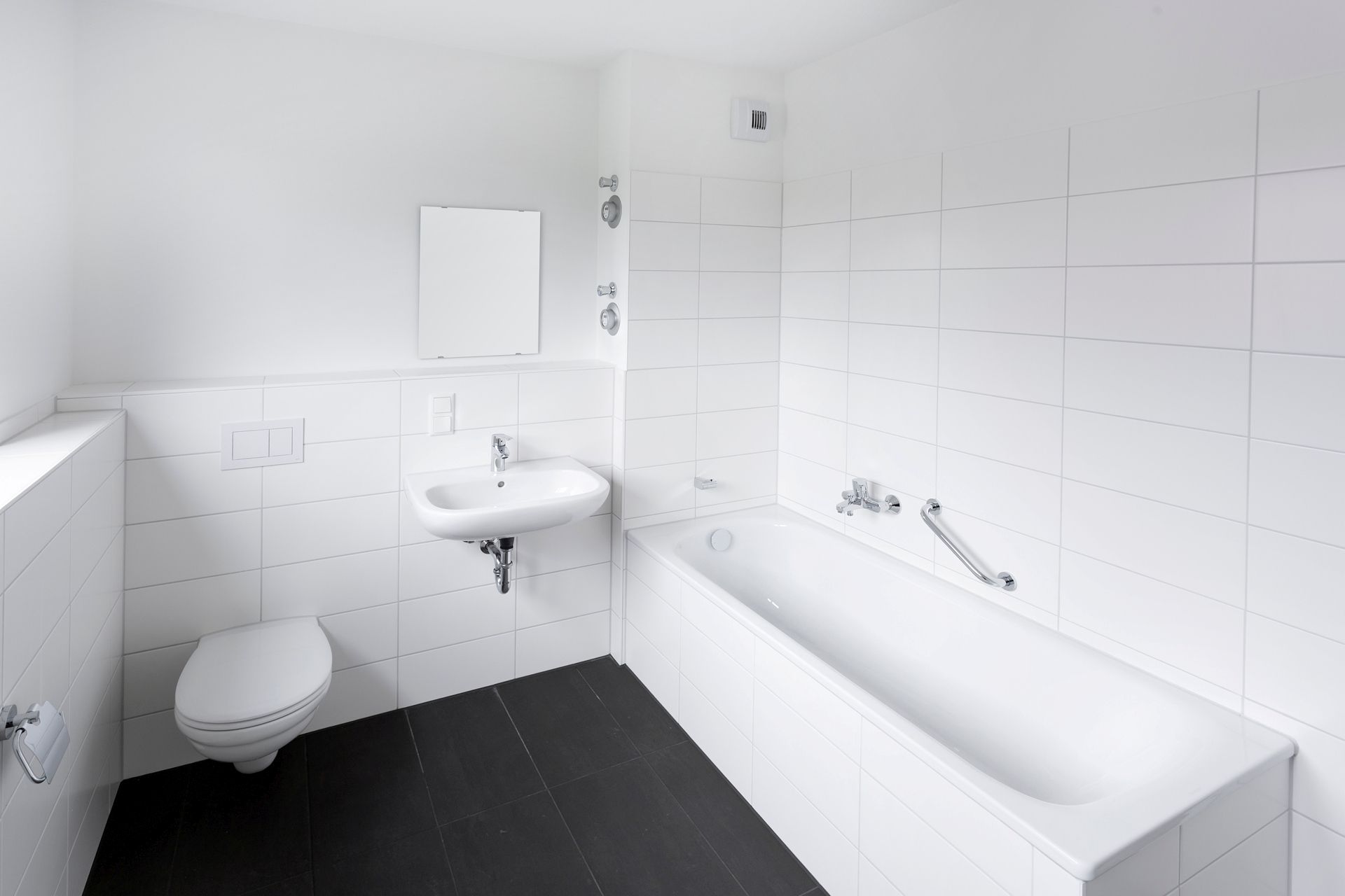 Badezimmer mit Badewanne, Waschbecken und Toilette.