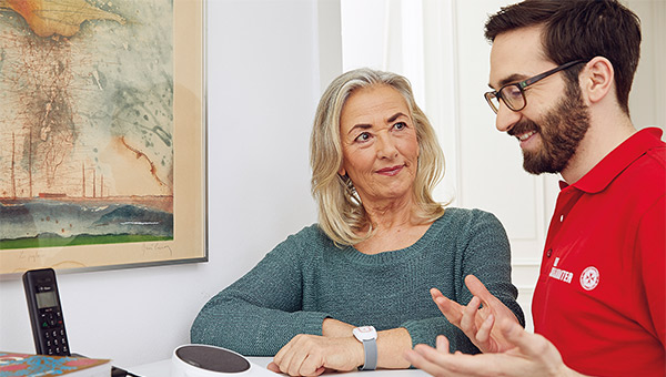 Ein Mann spricht mit einer älteren Frau.