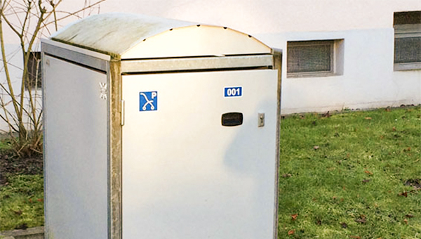 Rolllatorgarage in der Siedlung.