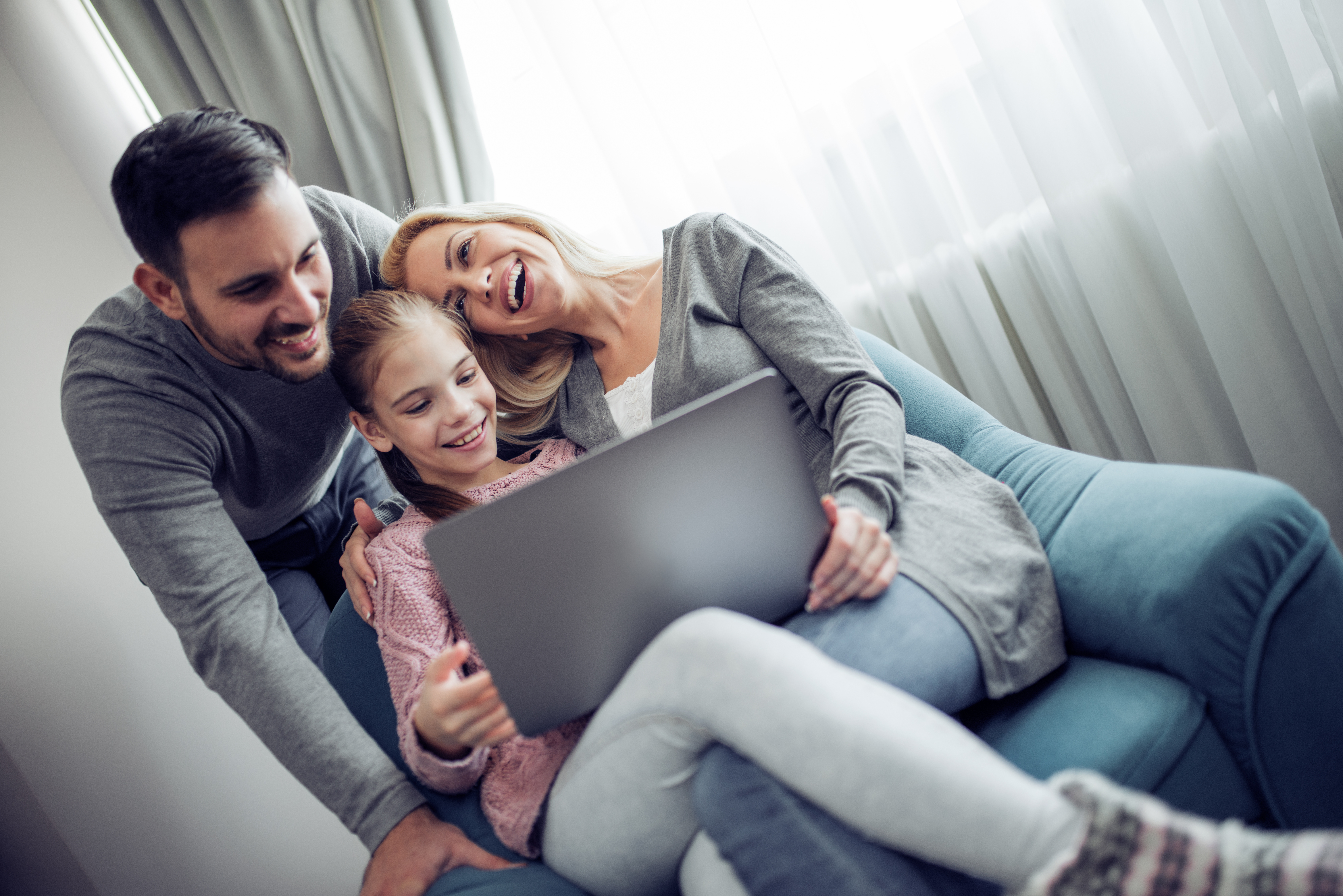 Familie mit Laptop 