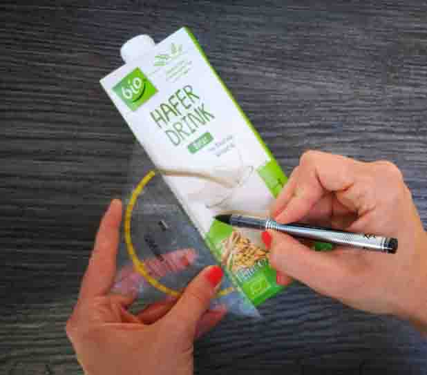 Getränkeverpackung, Geodreieck und Stift