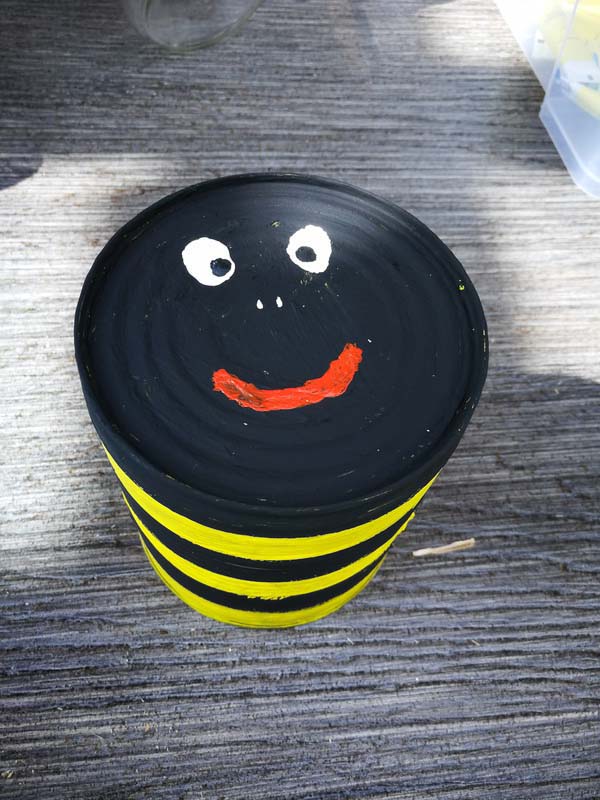 Bemalte Konservendose auf einem Tisch.