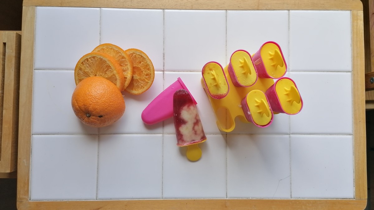 Selbstgemachtes Eis am Stil und Orange.