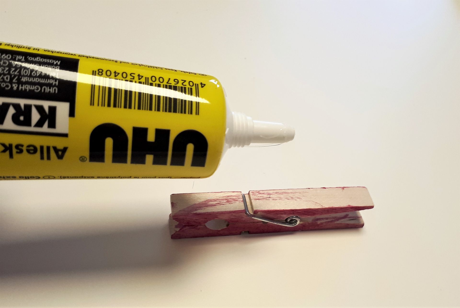 Kleber und Wäscheklammer