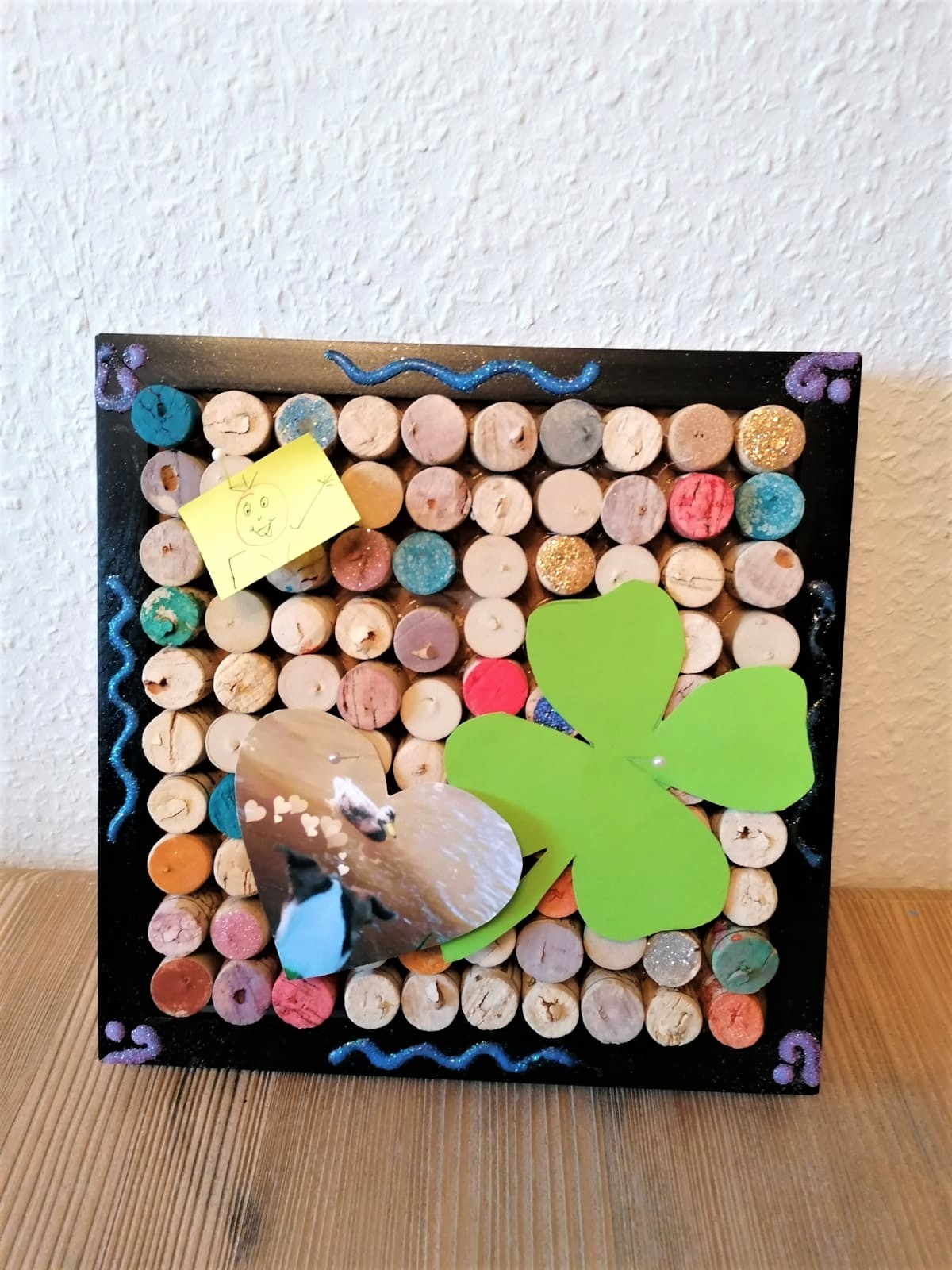 Hier wurde mit alten Korken und einem Bilderrahmen eine tolle Pinnwand erstellt, an der man mit Nadeln Bilder und Notizen befestigen kann.