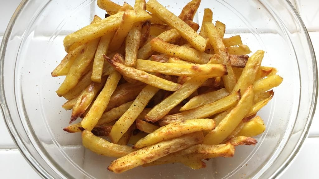 Pommes auf einem Glasteller