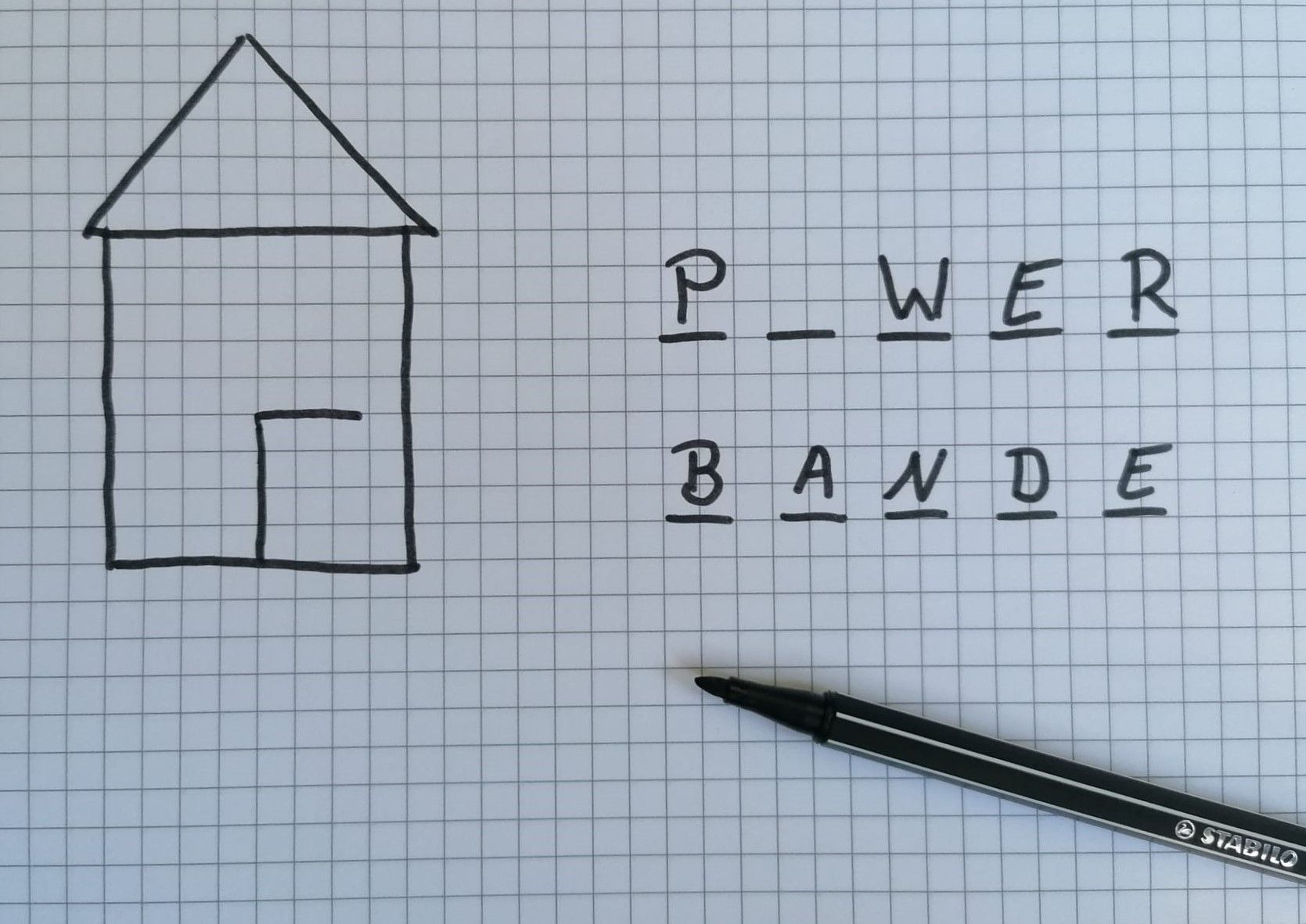 Die Power Bande spielt das Spiel Hausarrest.