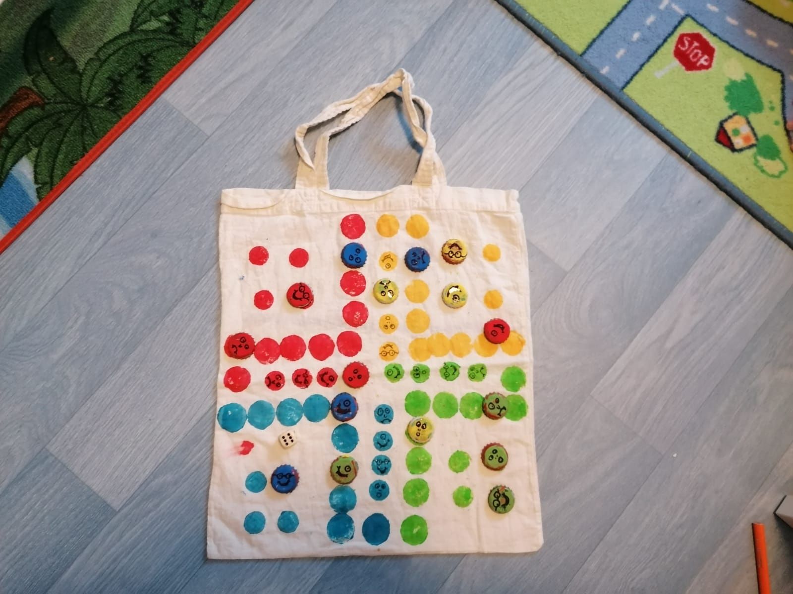 Bemalte Tasche zum Spielen.
