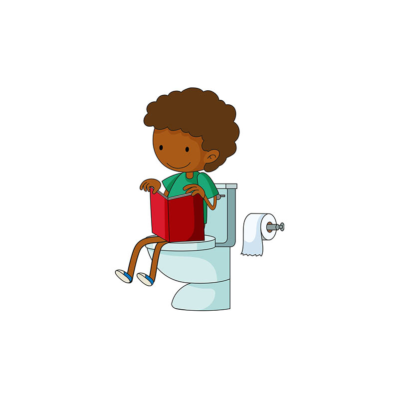 Antonio von der Power Bande sitzt auf der Toilette und liest ein Buch.