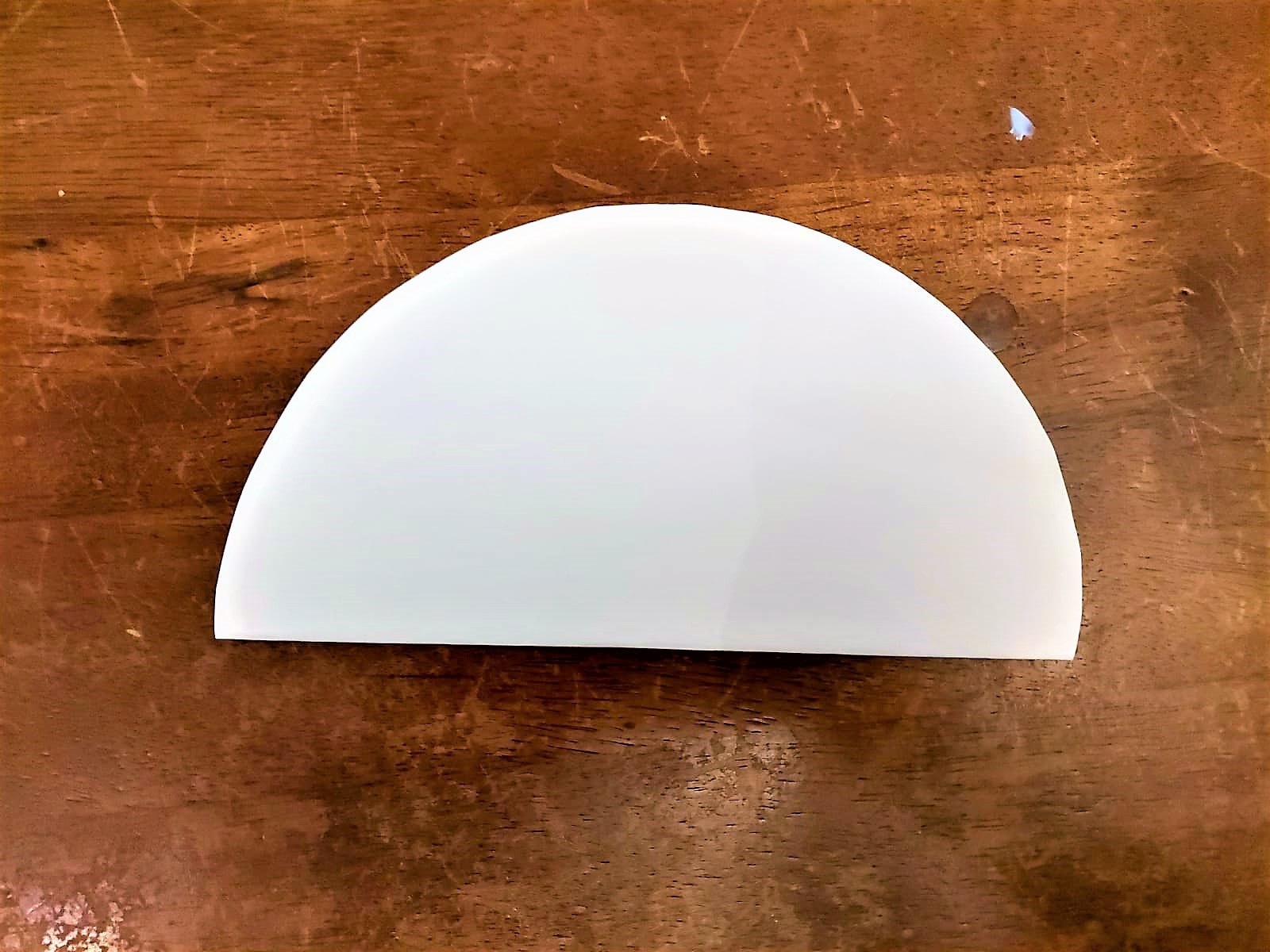 Ein Halbkreis aus Papier liegt auf einem Tisch.