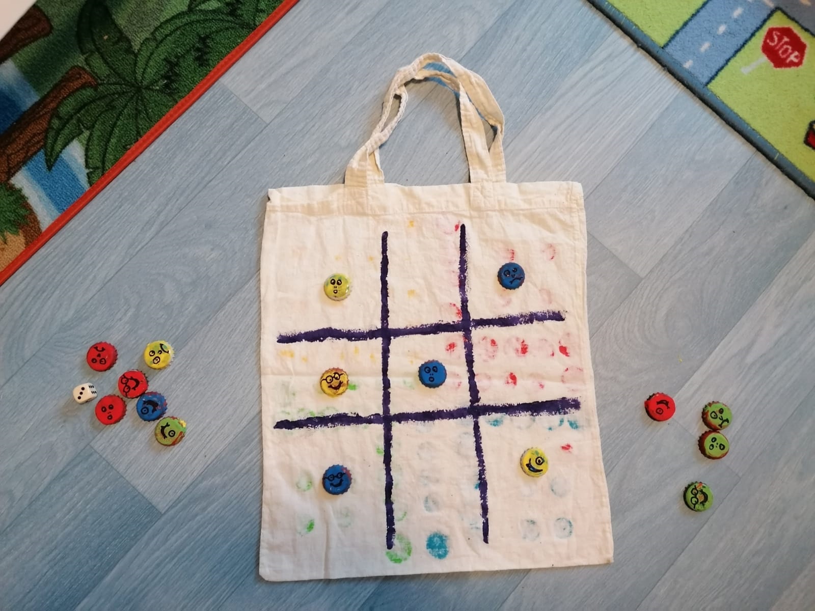 Stofftasche mit selbstgemachten Aufdruck eines Spielfeldes.