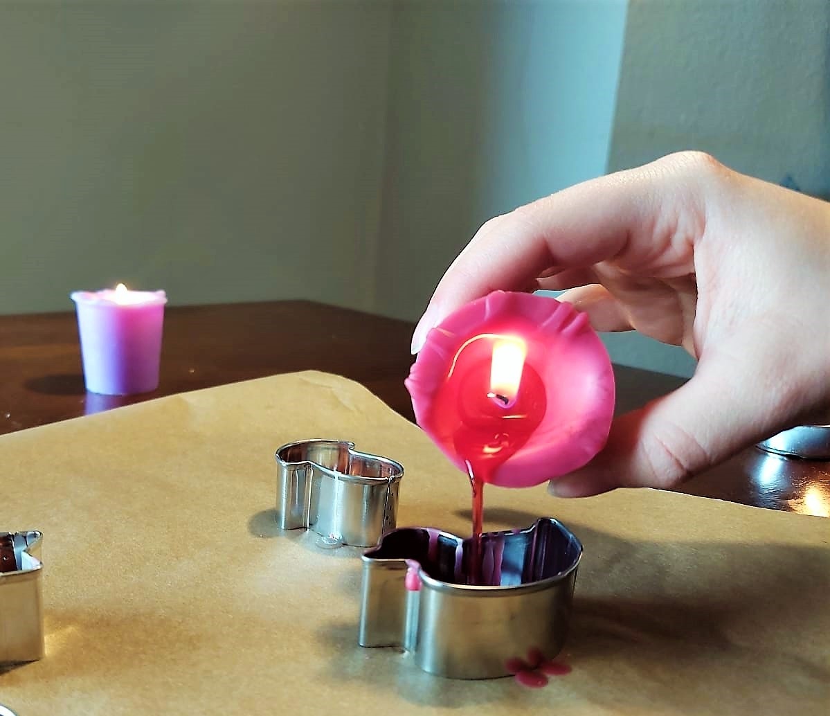 In die Ausstechformen wird flüssiger Wachs gegeben.