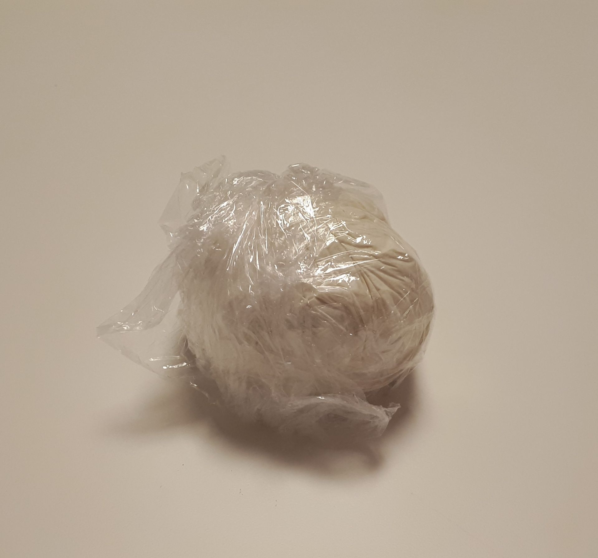 Frischhaltefolie gefüllt mit Mehl.