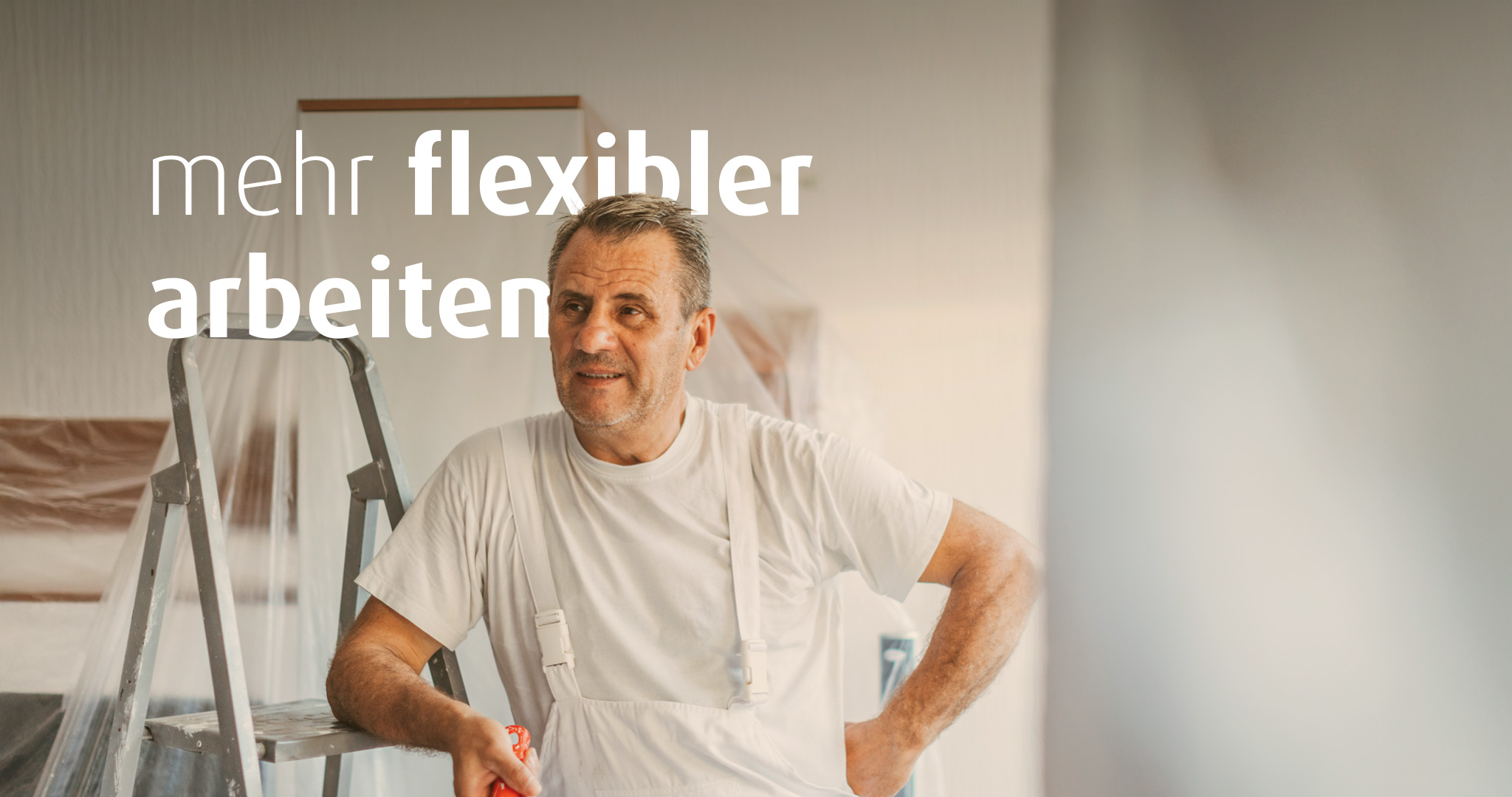 Ein Handwerker in weißer Kleidung steht an einer Leiter.