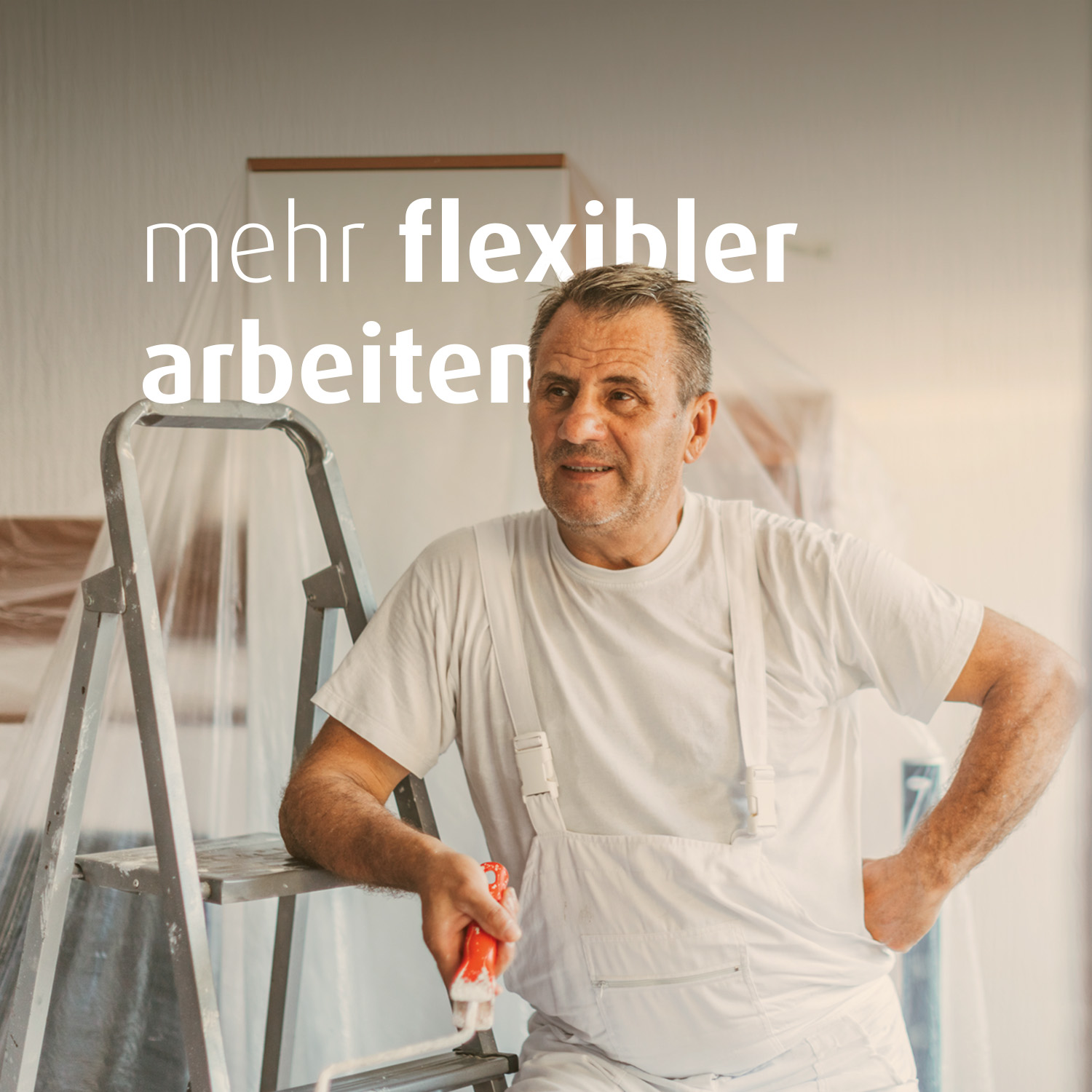 Ein Handwerker in weißer Kleidung steht an einer Leiter.