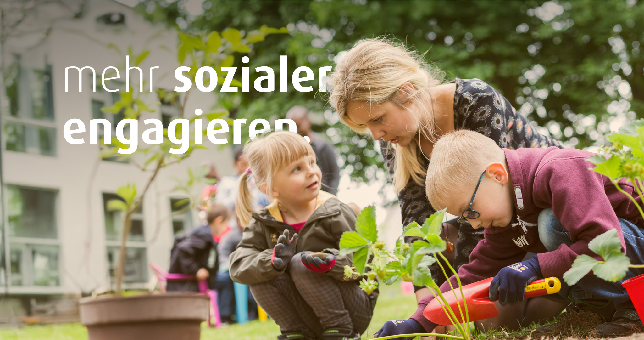Eine Frau pflanzt mit zwei Kindern Erdbeerpflanzen ein. Im Bild steht der Text "mehr sozialer engagieren".