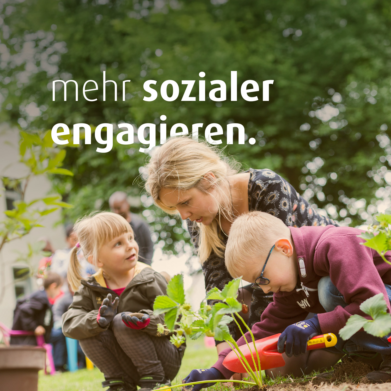 Eine Frau pflanzt mit zwei Kindern Erdbeerpflanzen ein. Im Bild steht der Text "mehr sozialer engagieren".