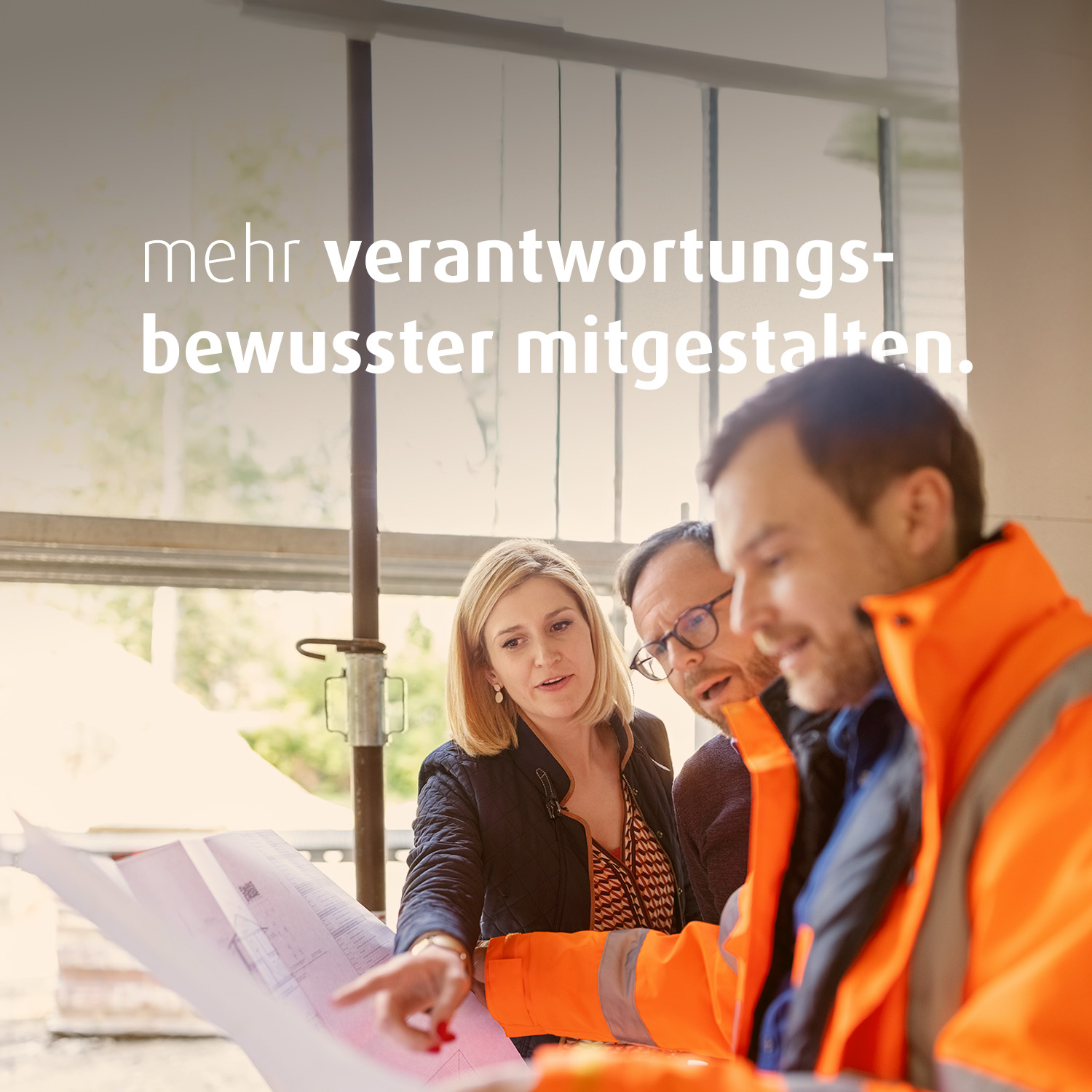 Eine Frau und zwei Männer stehen auf einer Baustelle und schauen sich gemeinsam einen Plan an. Auf dem Bild steht der Text "mehr verantwortungsbewusster mitgestalten".