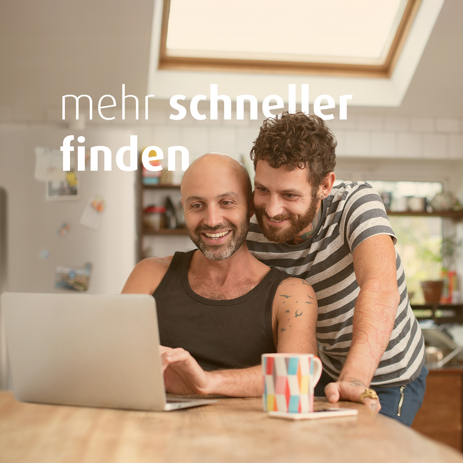 Zwei Männer sind in der Küche und schauen gemeinsam auf einen Laptop. Auf dem Bild steht "mehr schneller finden".