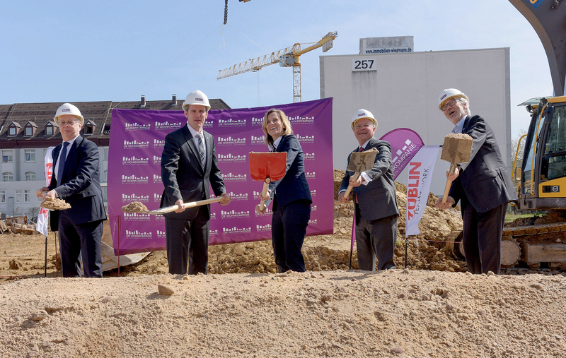 Beim Spatenstich