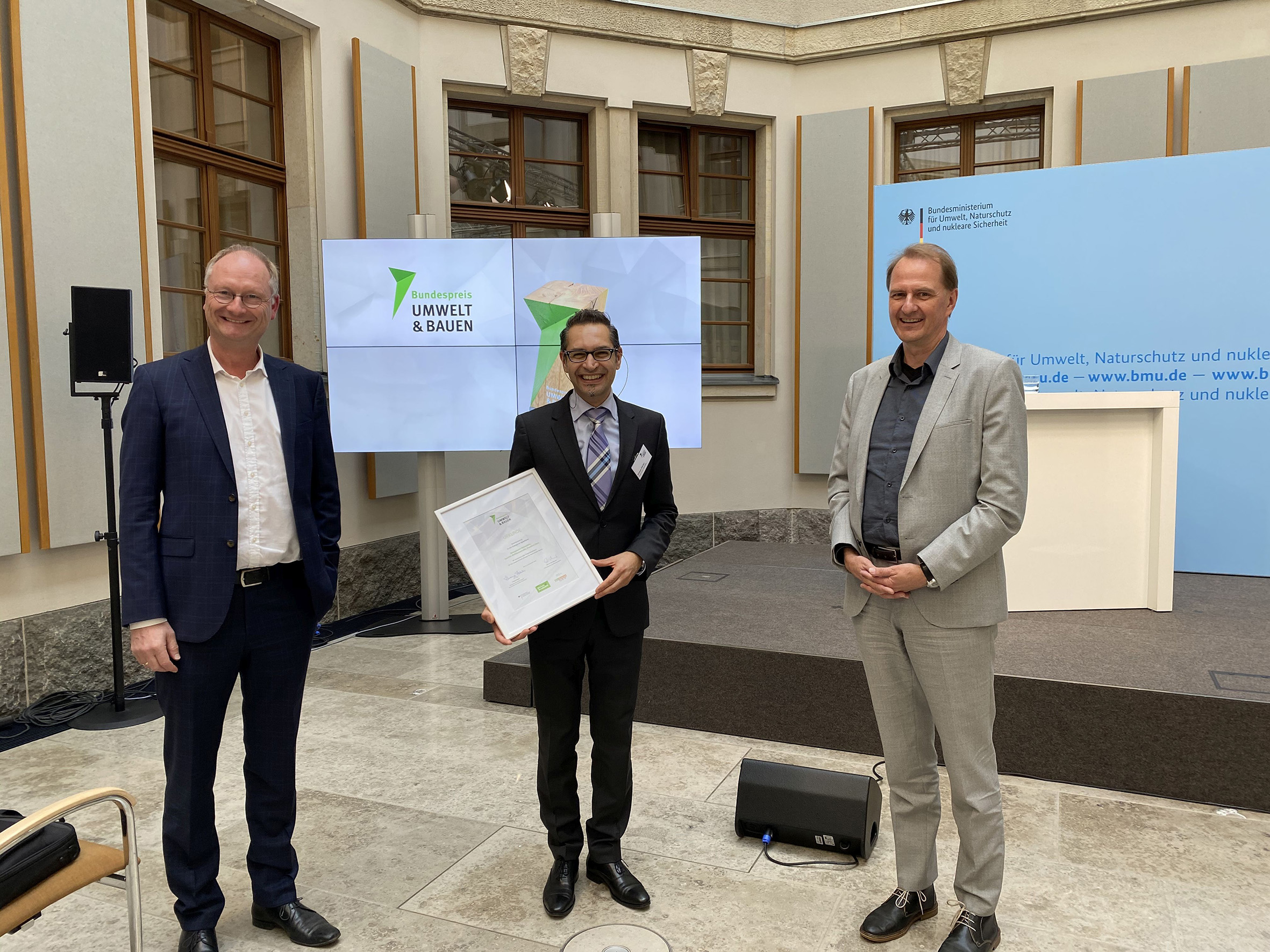 Pressefoto Urkunde Bundespreis Umwelt & Bauen
