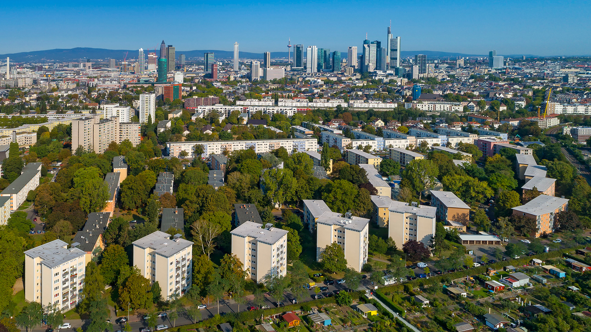 Blick über die Fritz-Kissel-Siedlung auf die Frankfurter Skyline. Foto: NHW / Barbara Staubach.