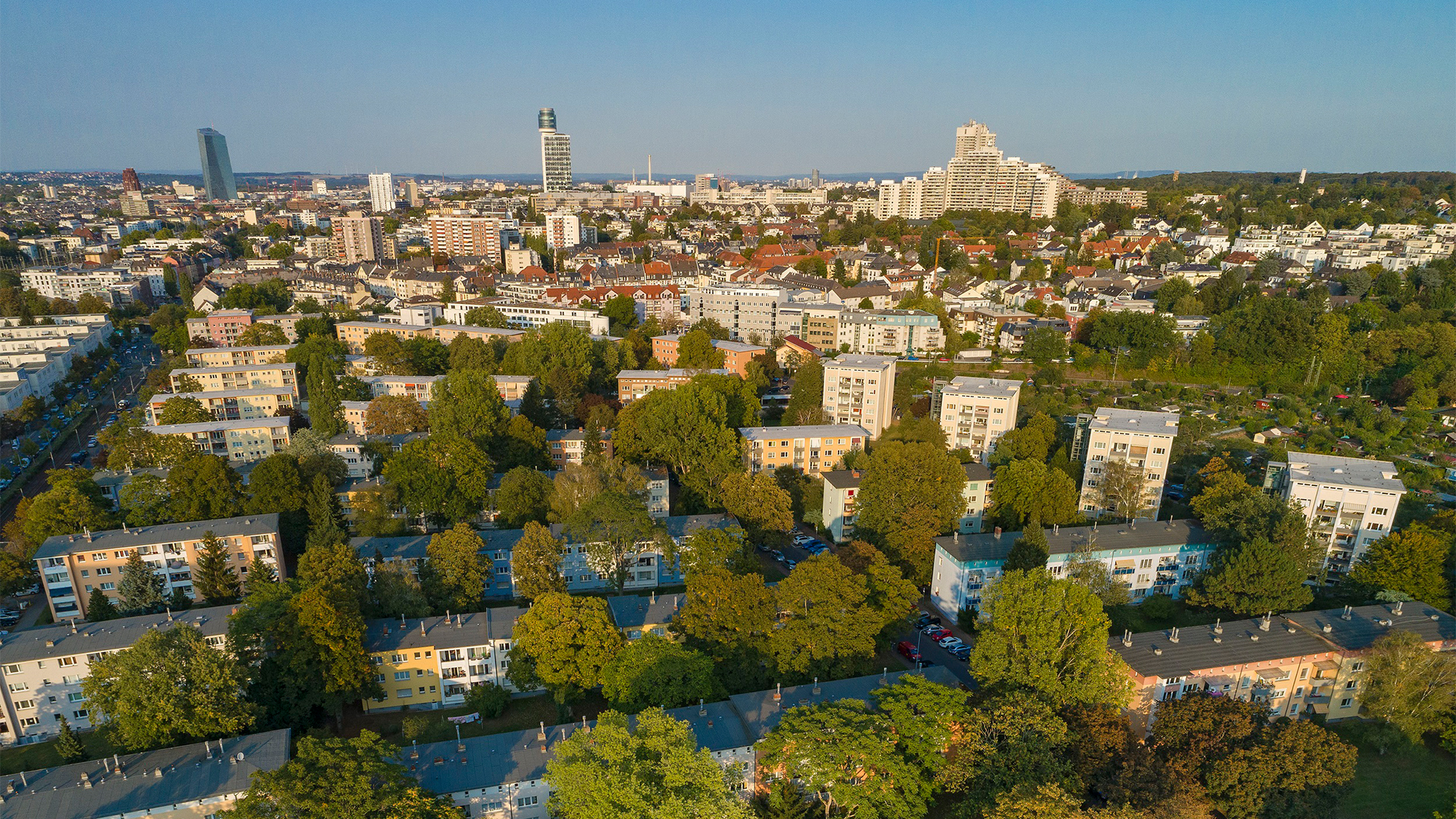 Blick über die Fritz-Kissel-Siedlung zum neuen Henniger-Turm. Foto: NHW / Barbara Staubach.
