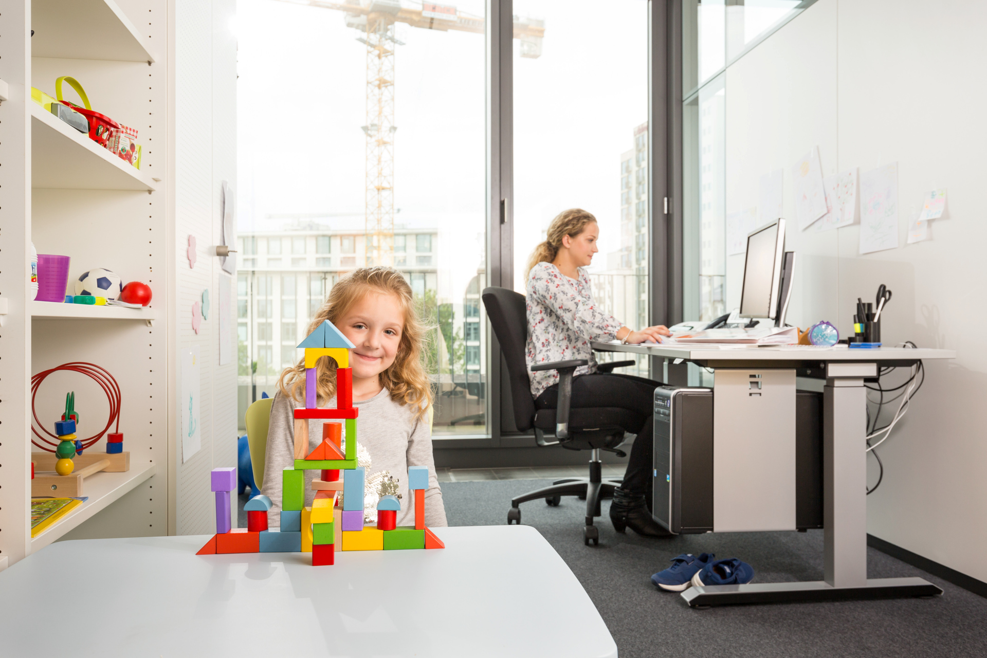 Familienfreundliche NHW: Arbeiten mit Kind ist auch im Eltern-Kind-Büro möglich. Foto: NHW.