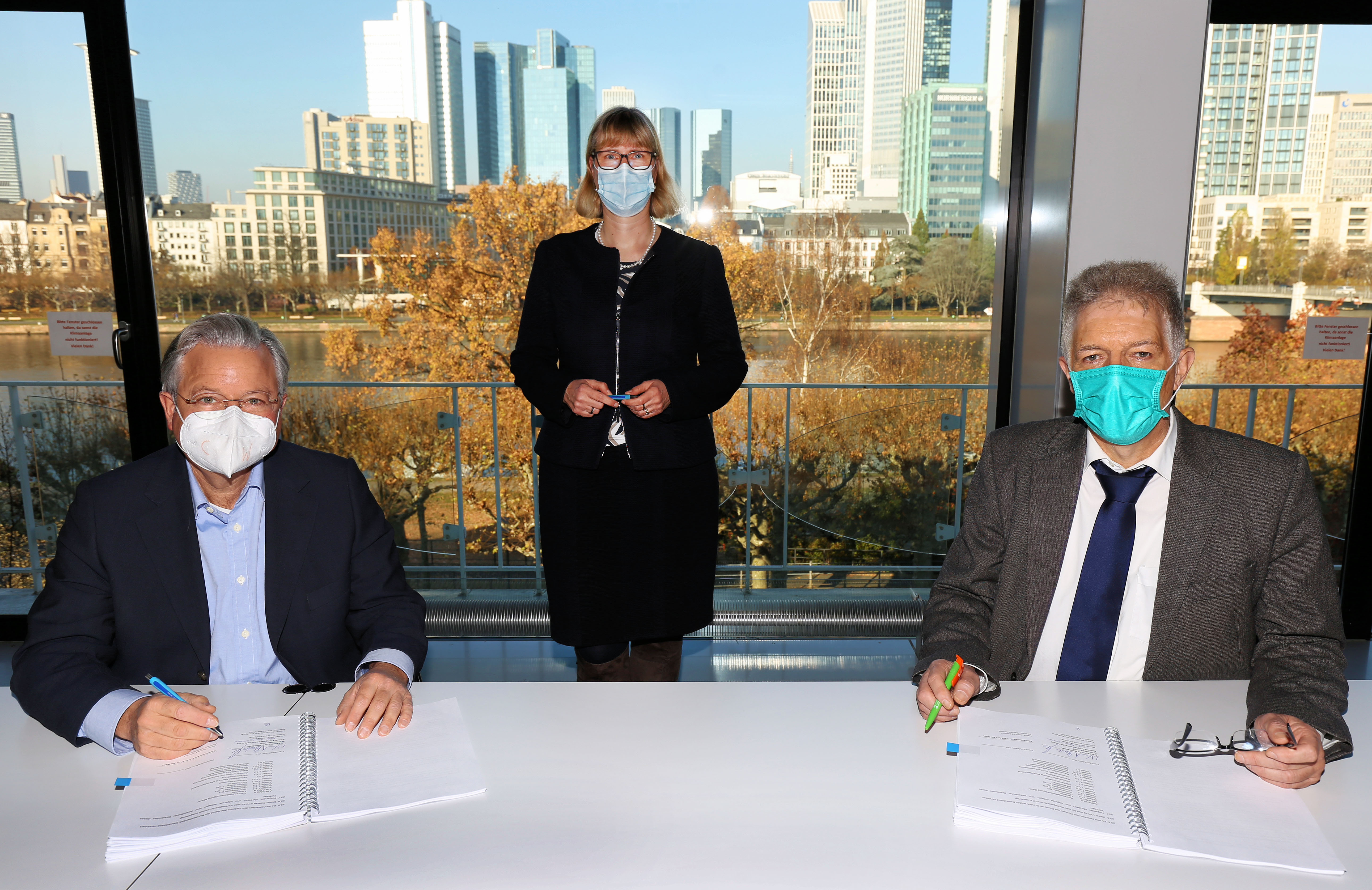 Pressefoto  Vertragsunterzeichnung Studierendenhostel