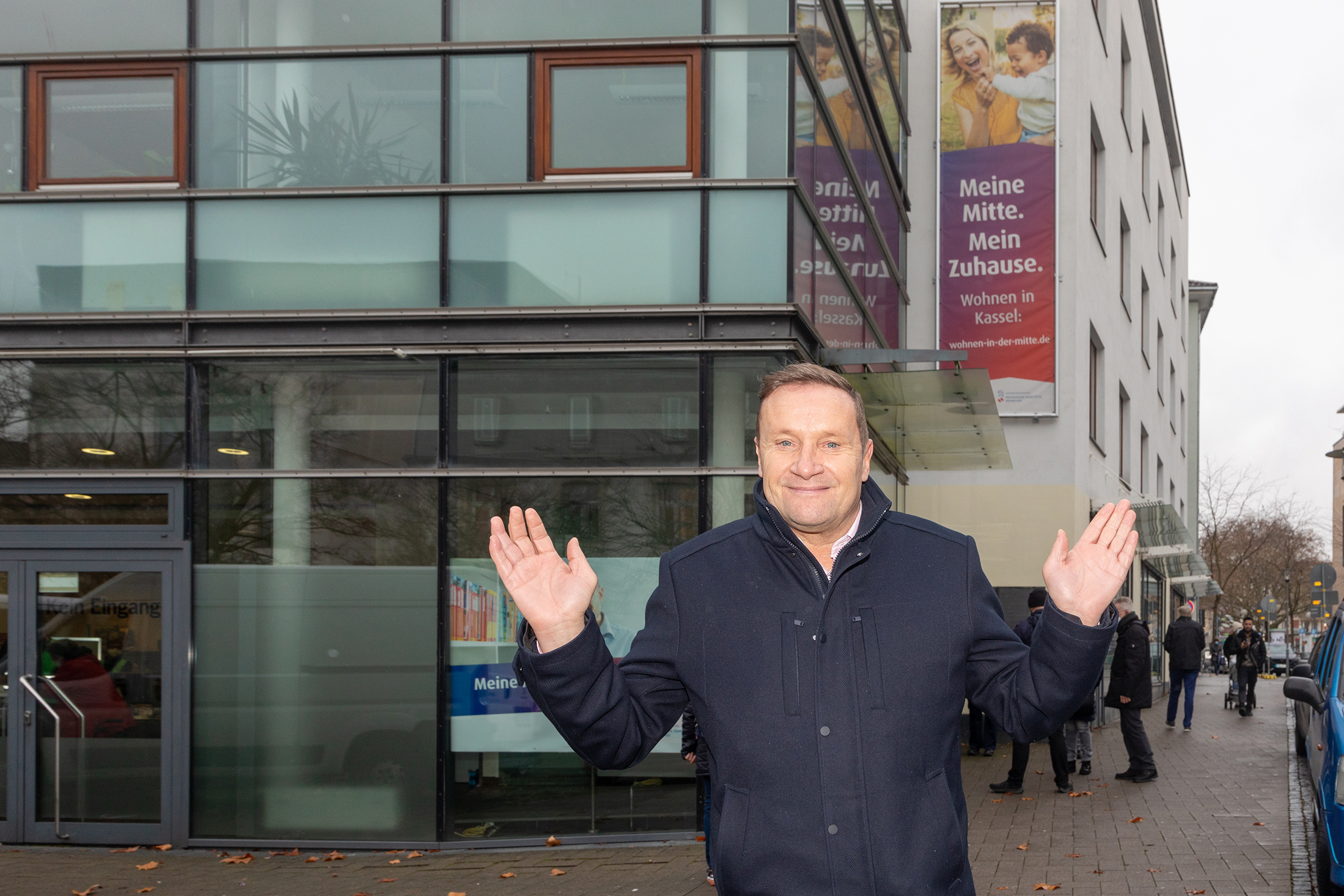 NHW Regionalcenterleitern Jürgen Bluhm vor der neuen Impfstation