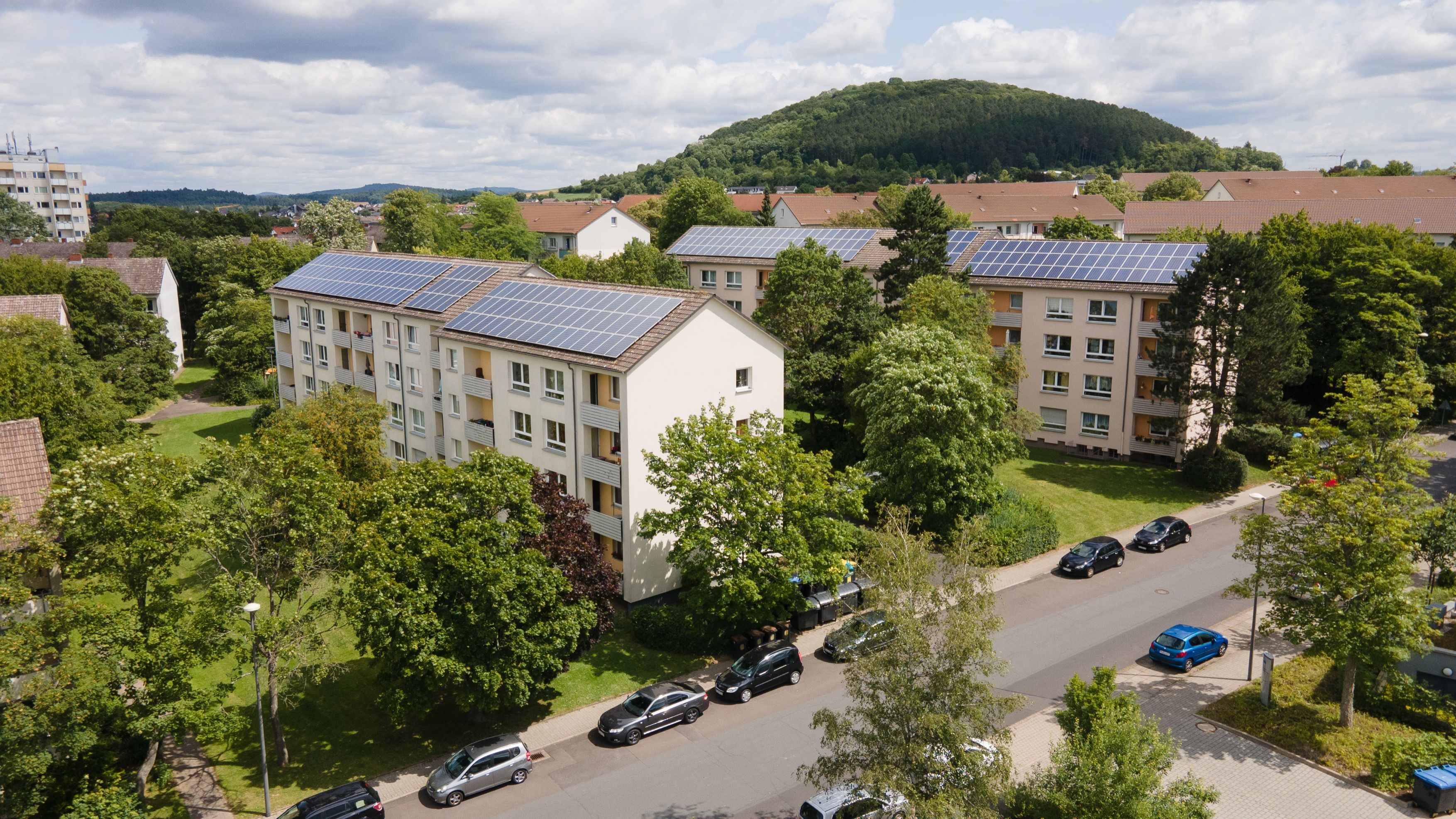 Mehrfamilienhäuser mit Bäumen