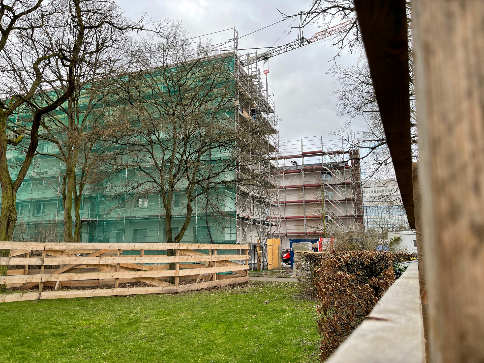 Eingerüstetes Mehrfamilienhäuser in der Adolf-Miersch-Siedlung