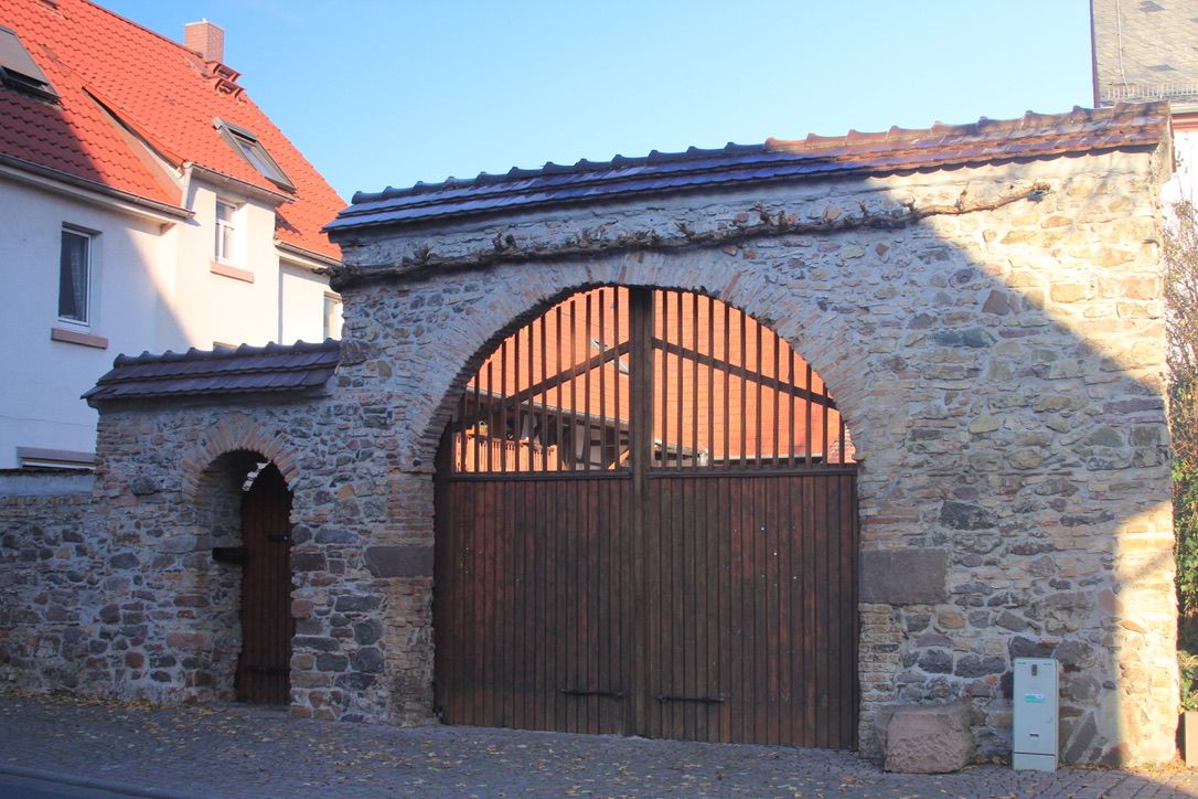 Alte Hofeinfahrt mit Steinmauer