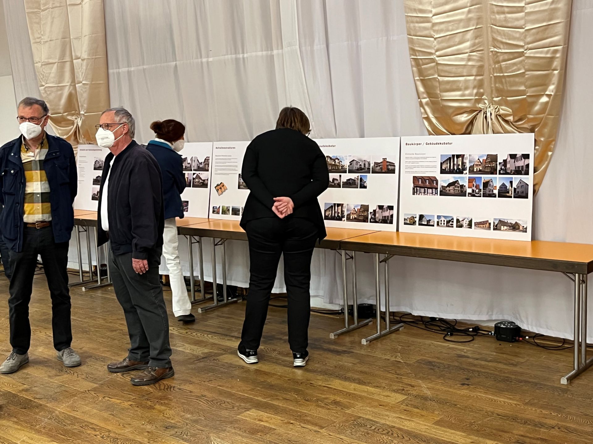 Menschen vor Schautafeln