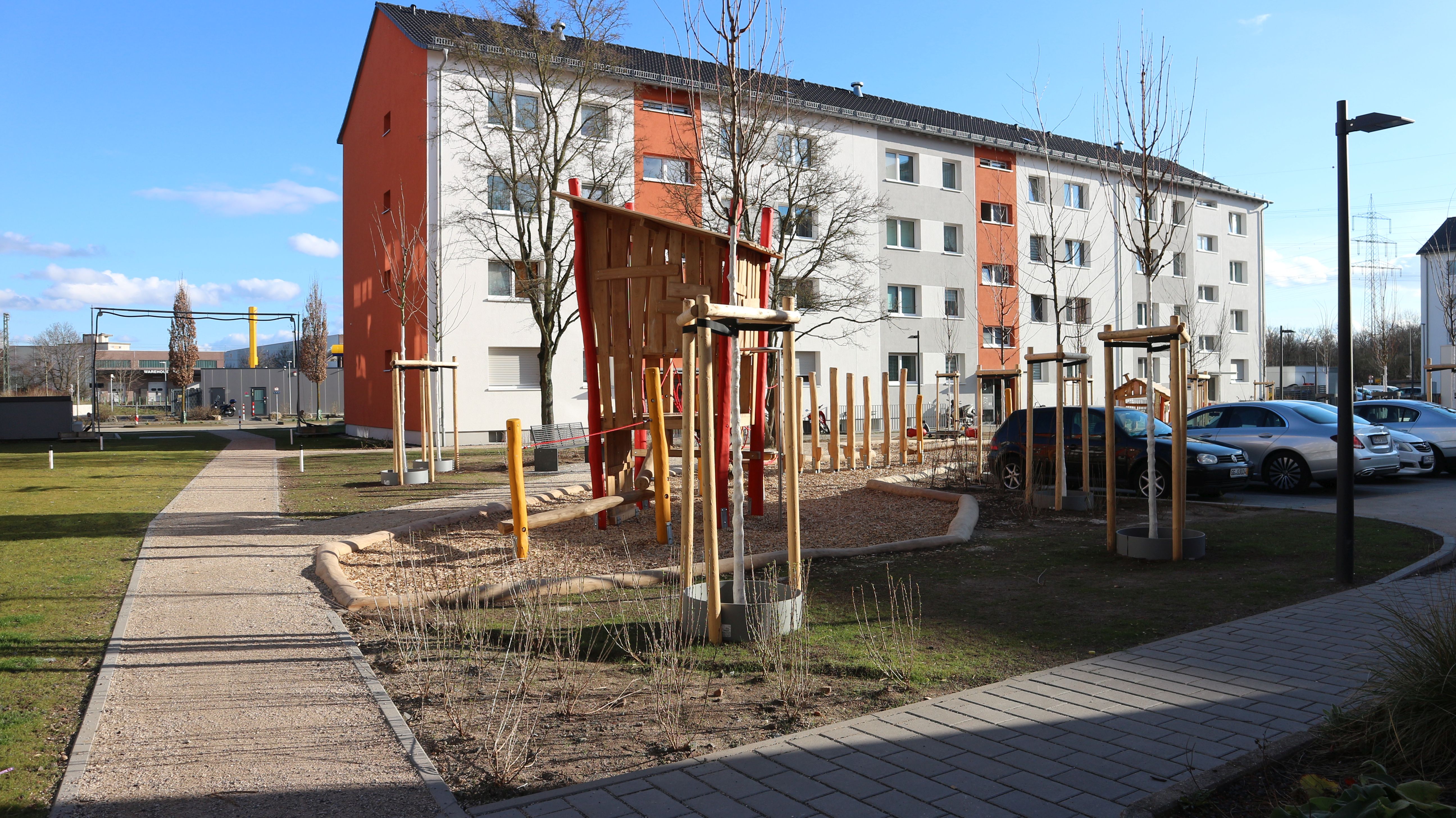 Spielplatz vor modernisiertem Wohngebäude