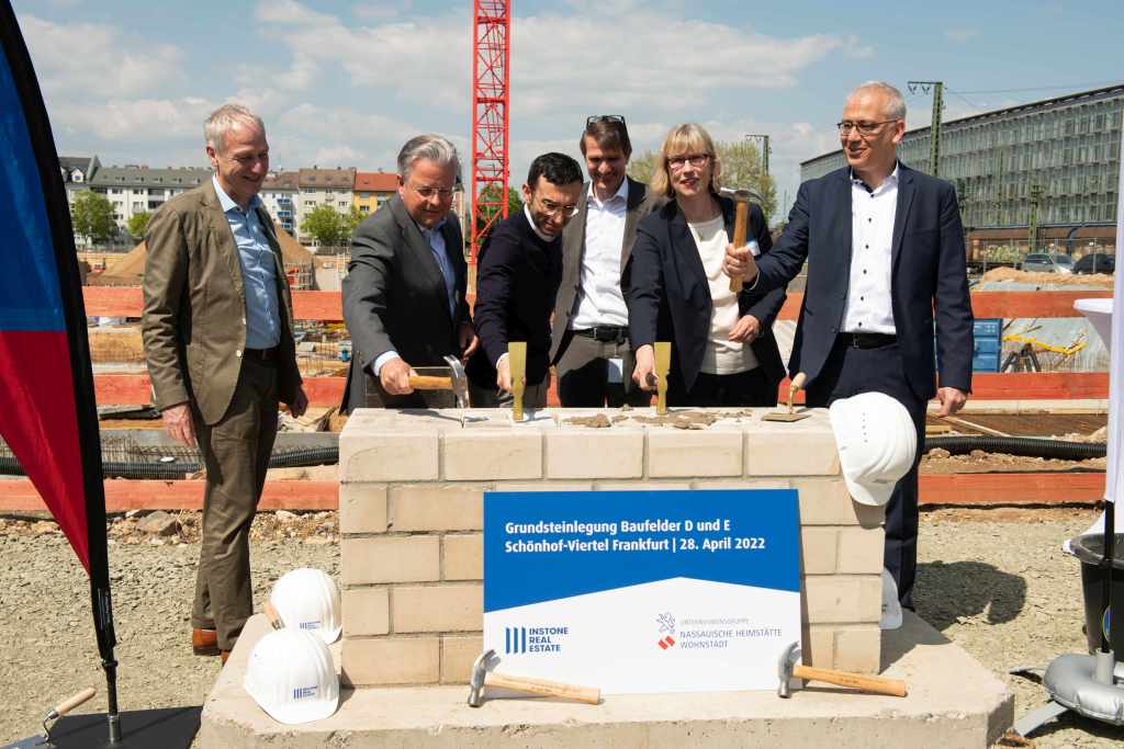 NHW Geschäftsführer Dr. Thomas Hain, NHW-Geschäftsführer Dr. Constantin Westphal, Planungsdezernent Mike Josef, Instone Geschäftsführer Ralf Werner, NHW-Geschäftsführerin Monika Fontaine-Kretschmer und Staatsminister Tarek Al-Wazir griffen gemeinsam zu Hammer und Spachtel. 