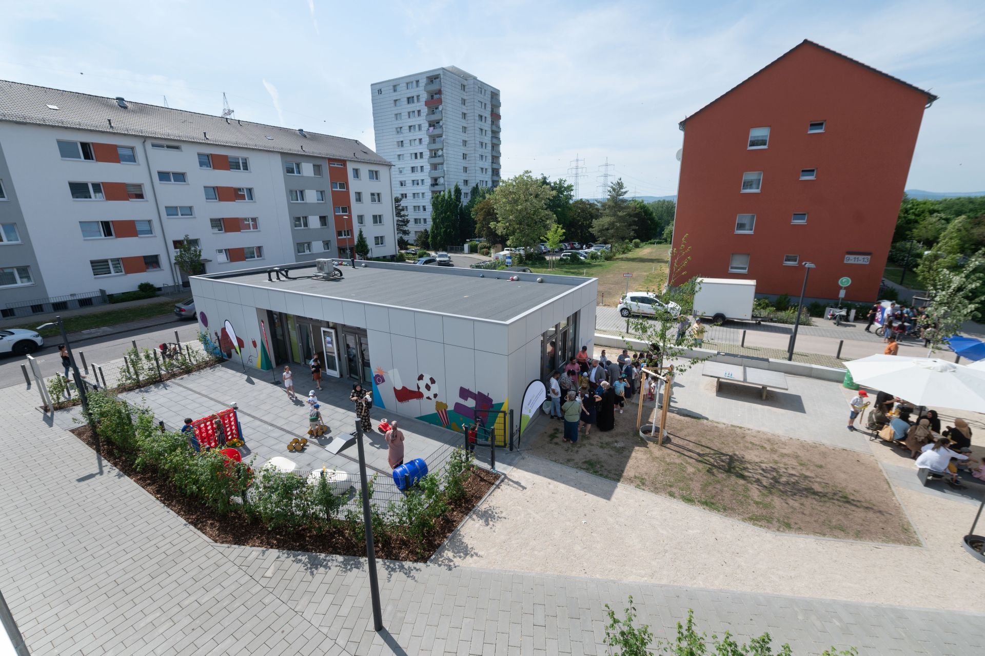 Blick von oben auf Platz mit Menschen und Gebäuden