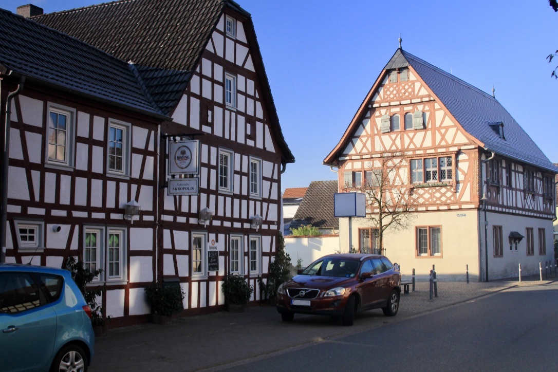 Fachwerkhäuser, Straße und Autos