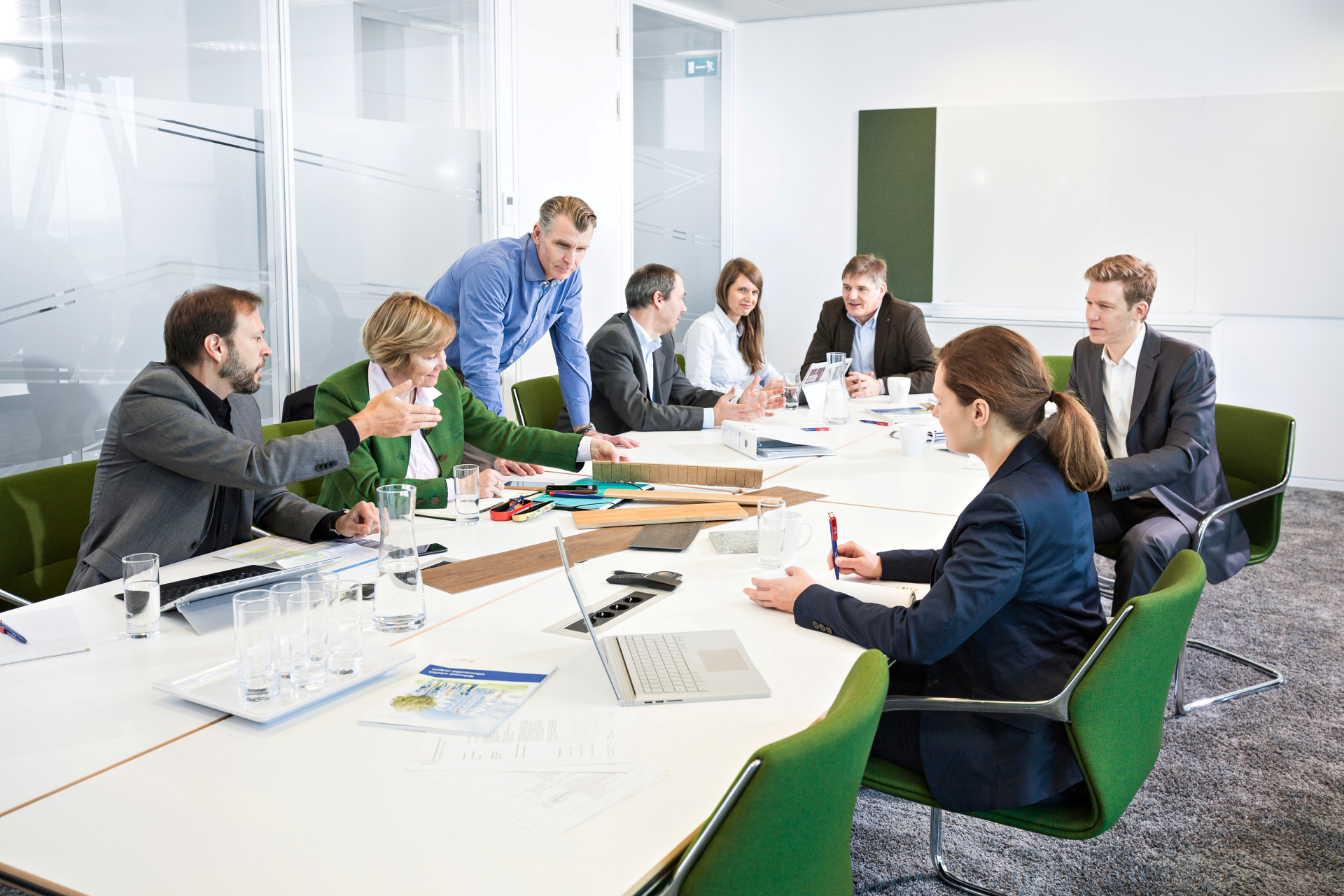 Männer und Frauen um einen Tisch herum